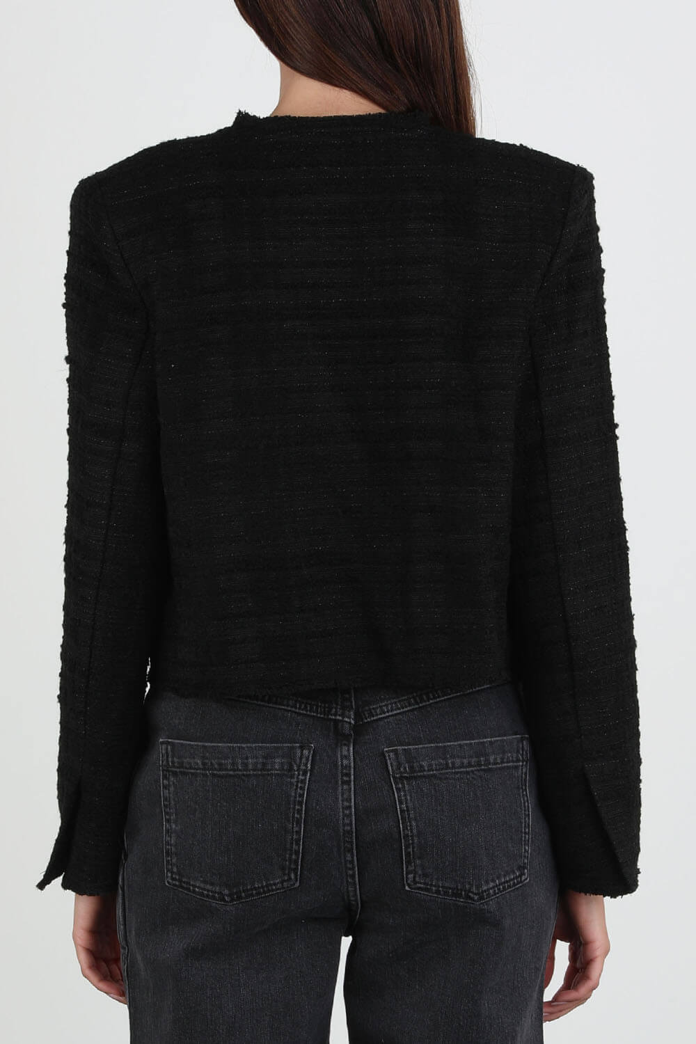 תמונת דוגמן אחורית של ז'קט סלים פרוותי בצבע שחור