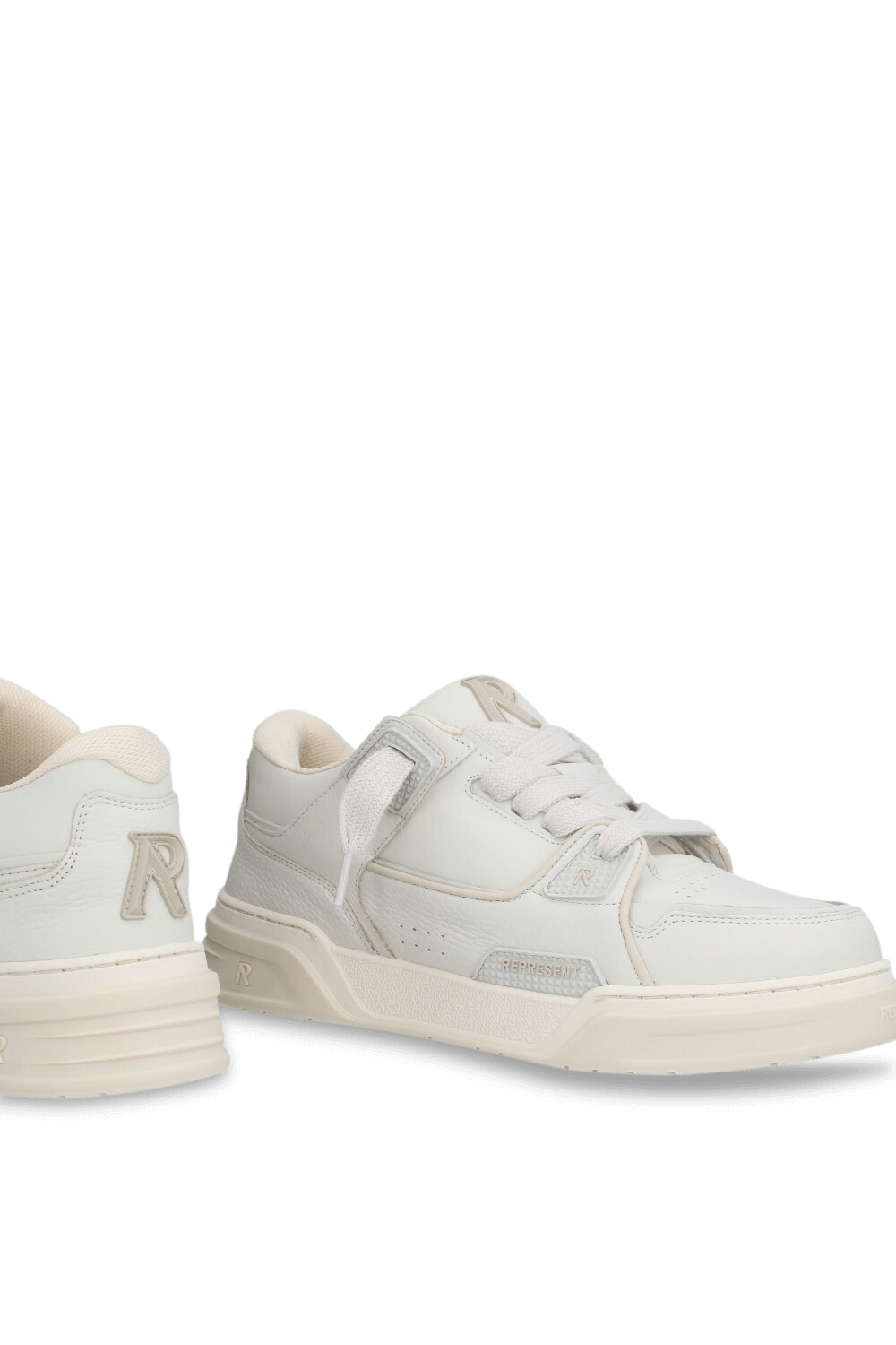 תמונת תקריב של נעלי סניקרס עור