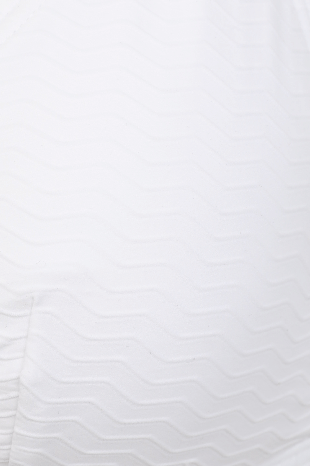 תמונה אחורית של Triangle Bikini Top in White