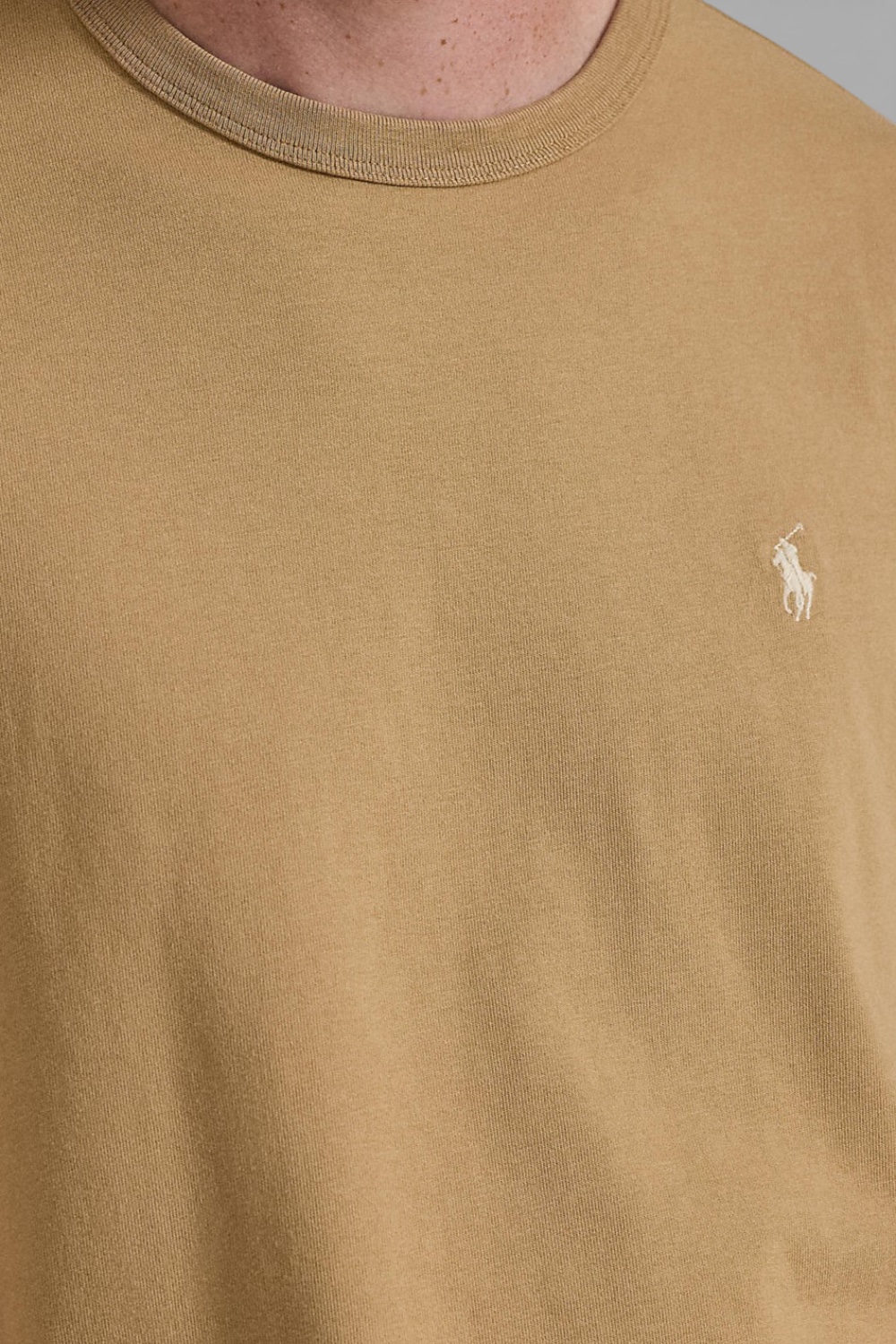 תמונת תקריב דוגמן של חולצת טי