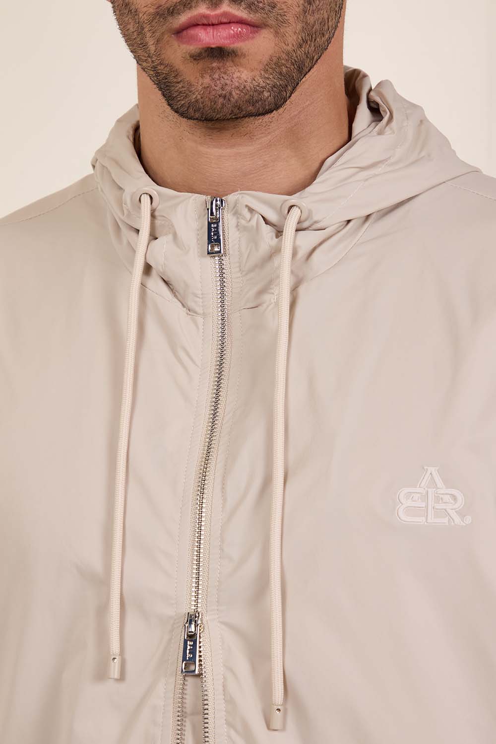 תמונת תקריב דוגמן של ז'קט רוח קל