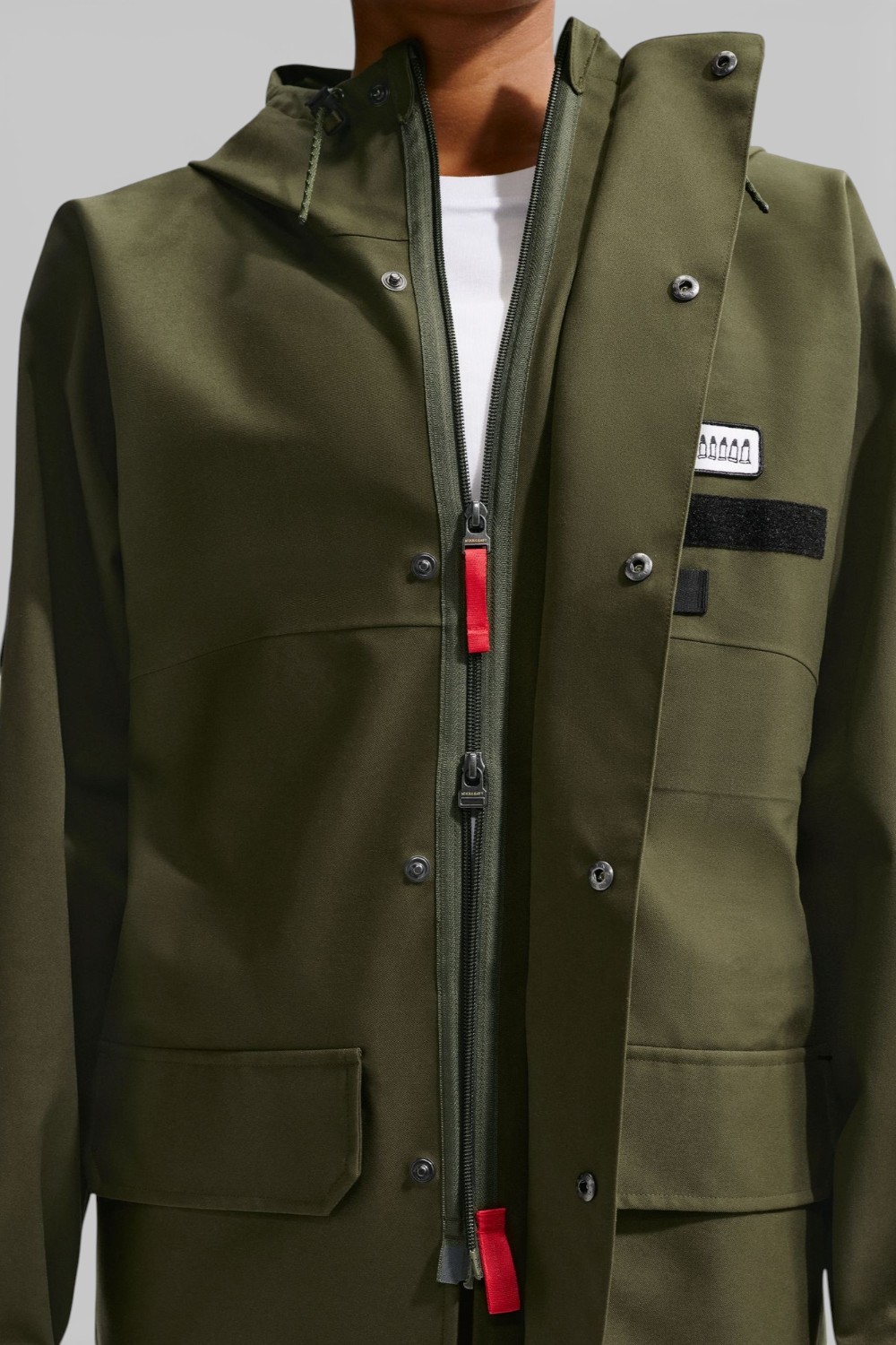 תמונת תקריב דוגמן של מעיל קל-משקל נייקי X טום סאקס