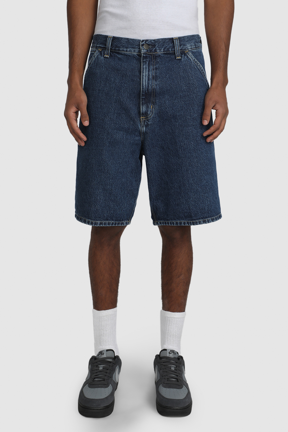 תמונת דוגמן קידמית של מכנסי ג'ינס ברמודה