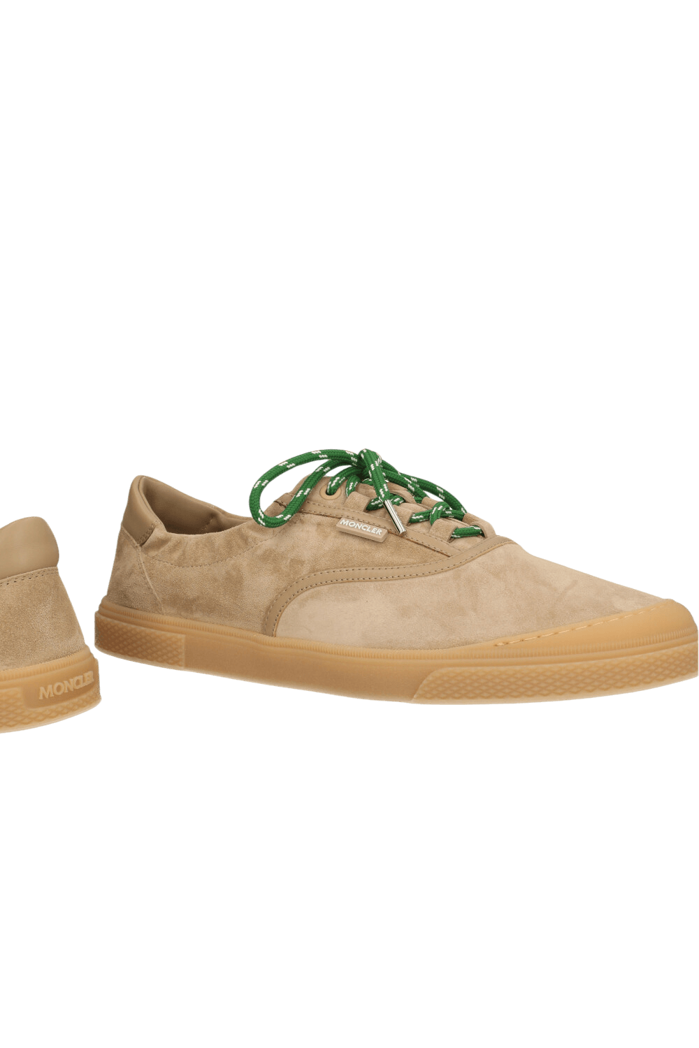 תמונת תקריב של נעלי סניקרס ורה ליז'ר