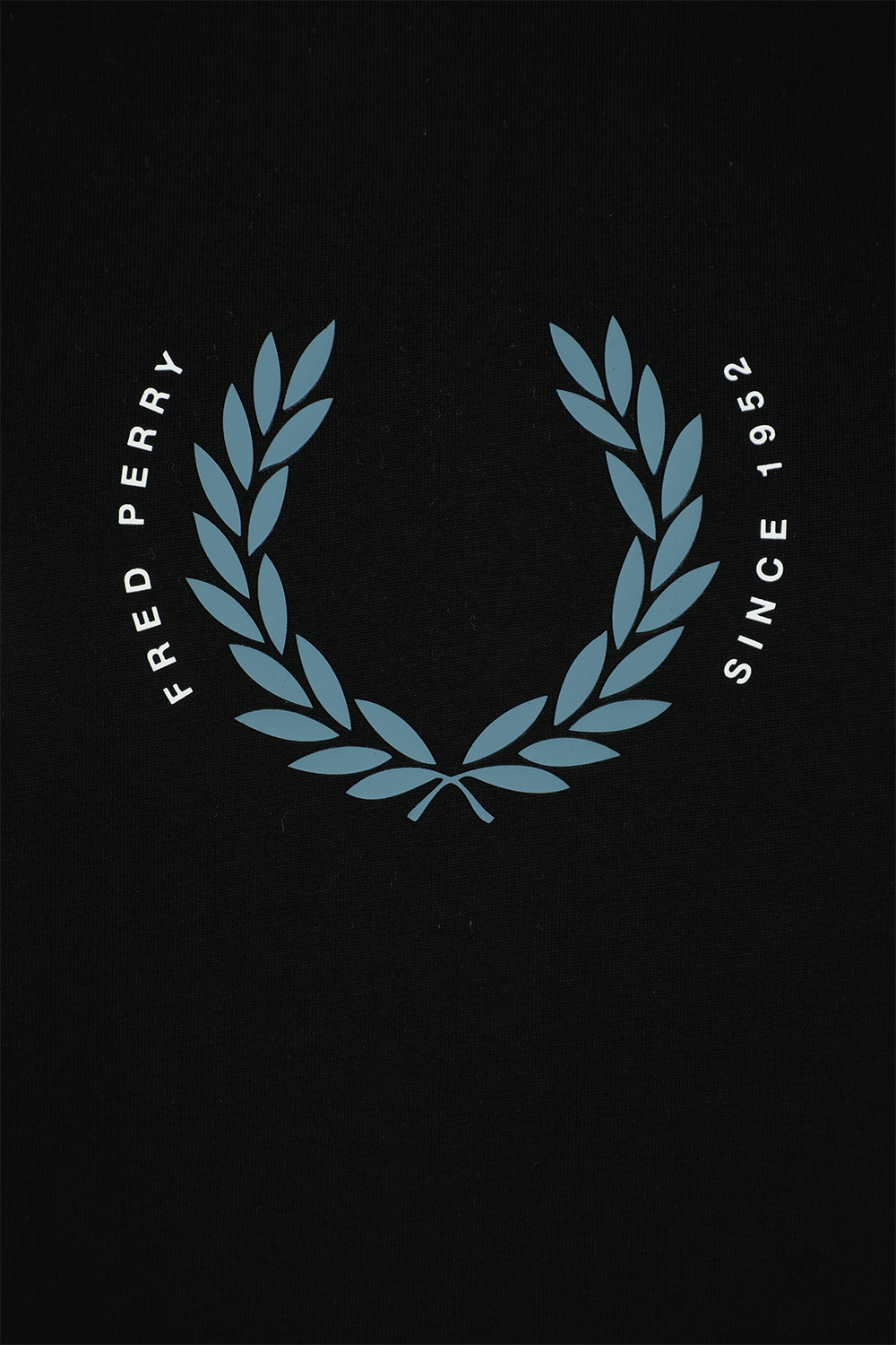 תמונה אחורית של חולצת טי שחורה עם הדפס רינגר