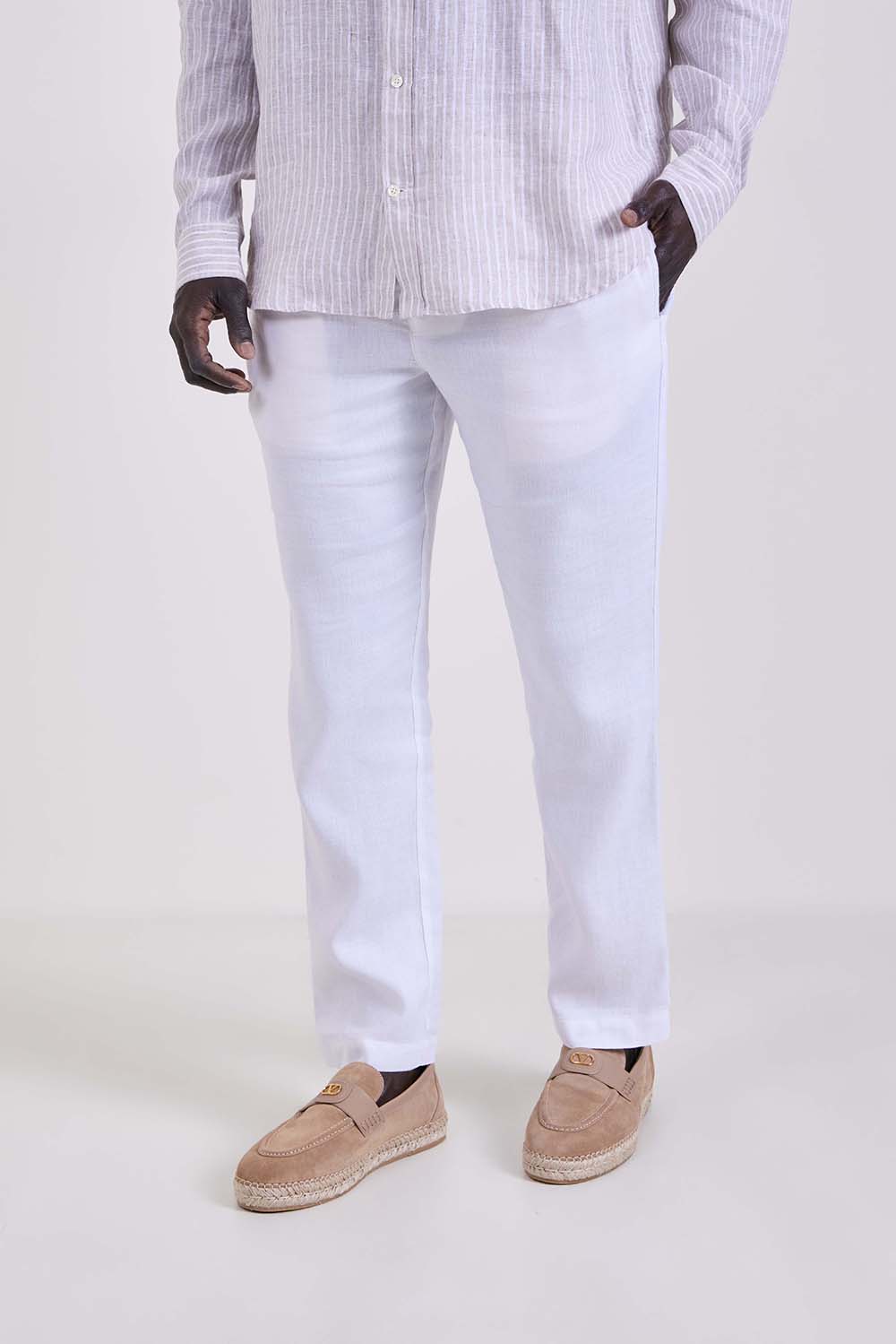 תמונת דוגמן קידמית של מכנסי פשתן