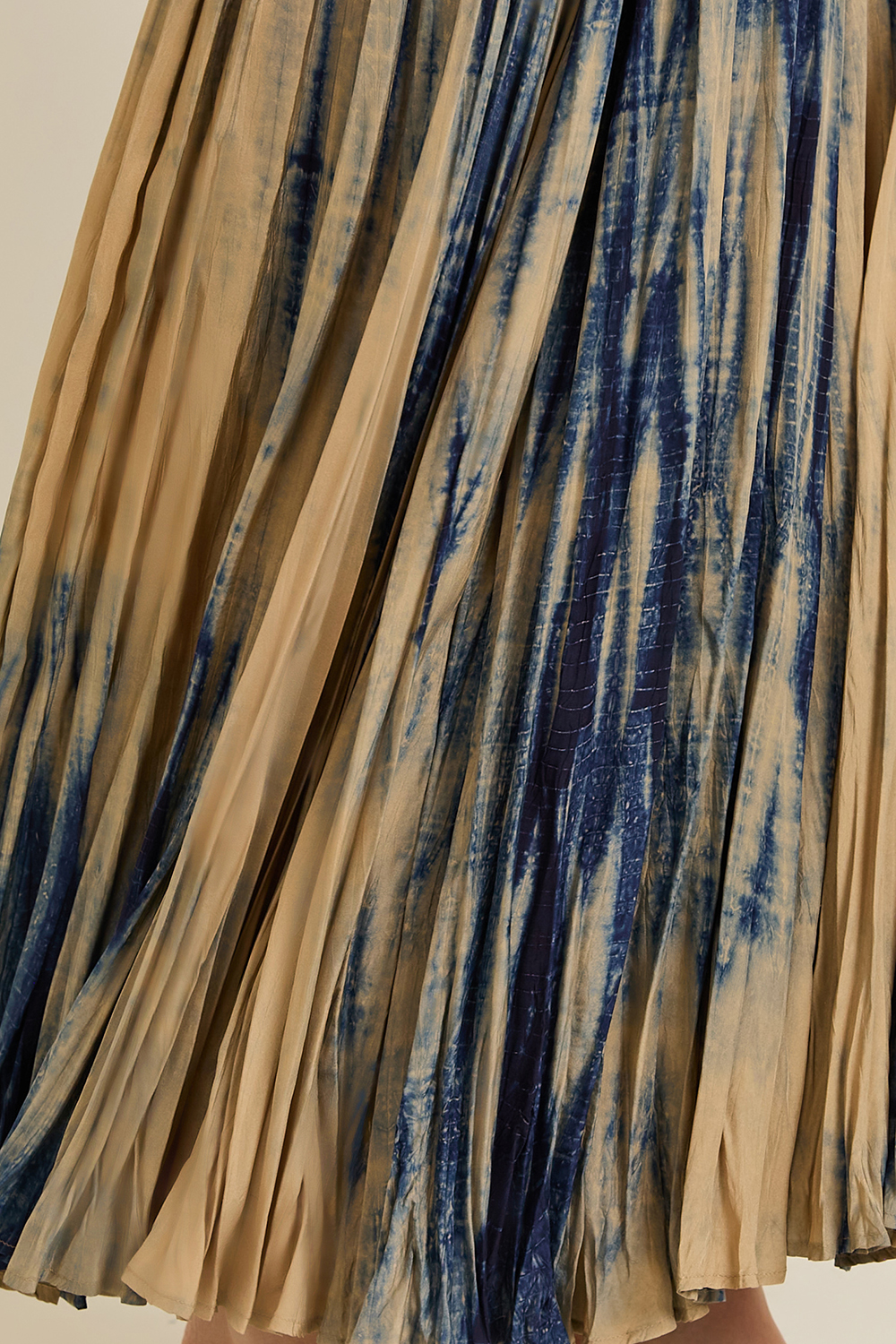 תמונת תקריב דוגמן של חצאית פליסה