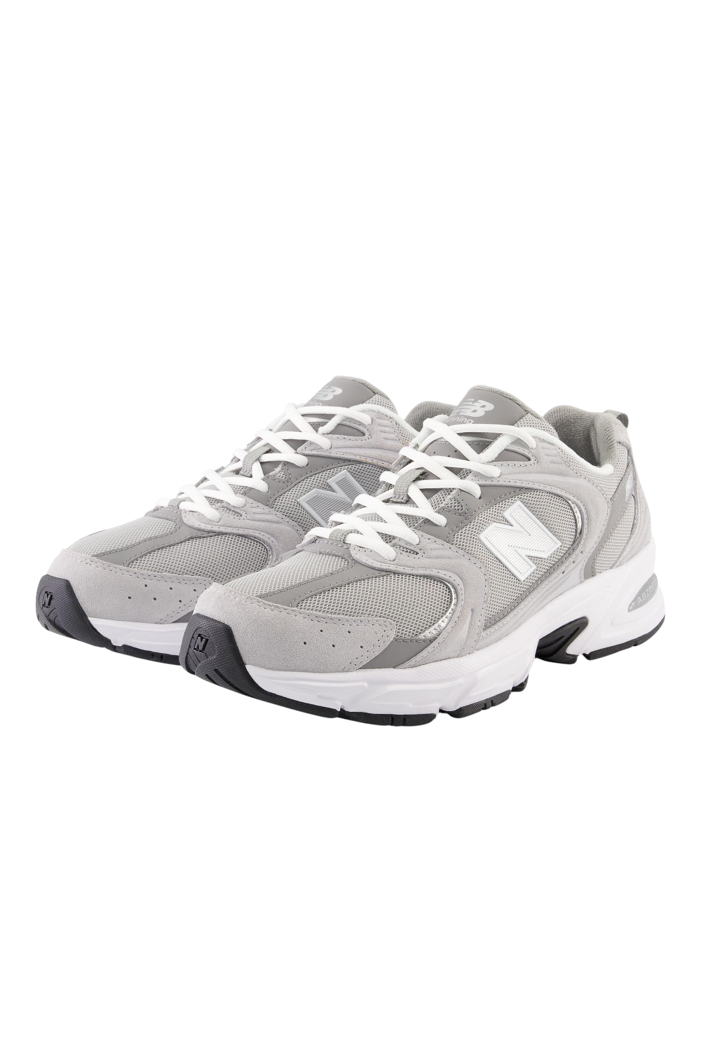 תמונת פנים של נעלי סניקרס 530