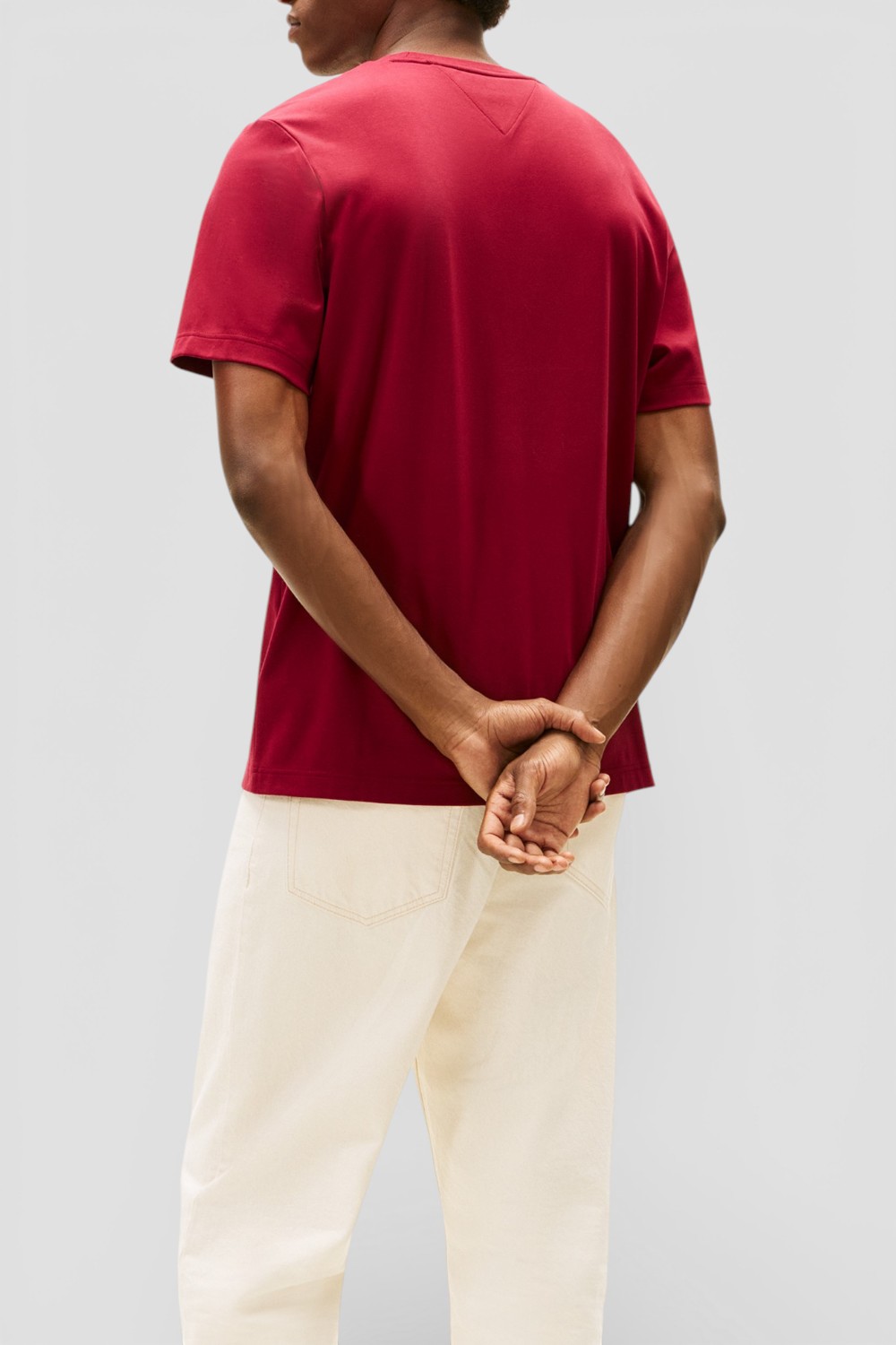 תמונת דוגמן אחורית של חולצת טי