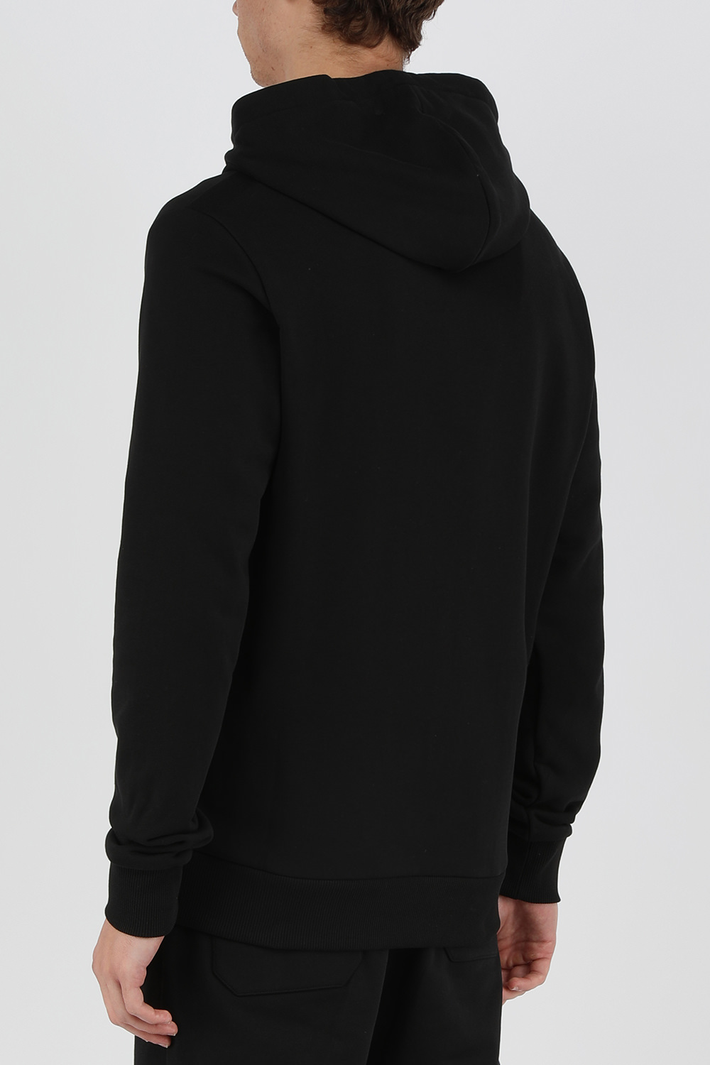 תמונת דוגמן אחורית של סווטשירט קפוצון שחור עם רוכסן