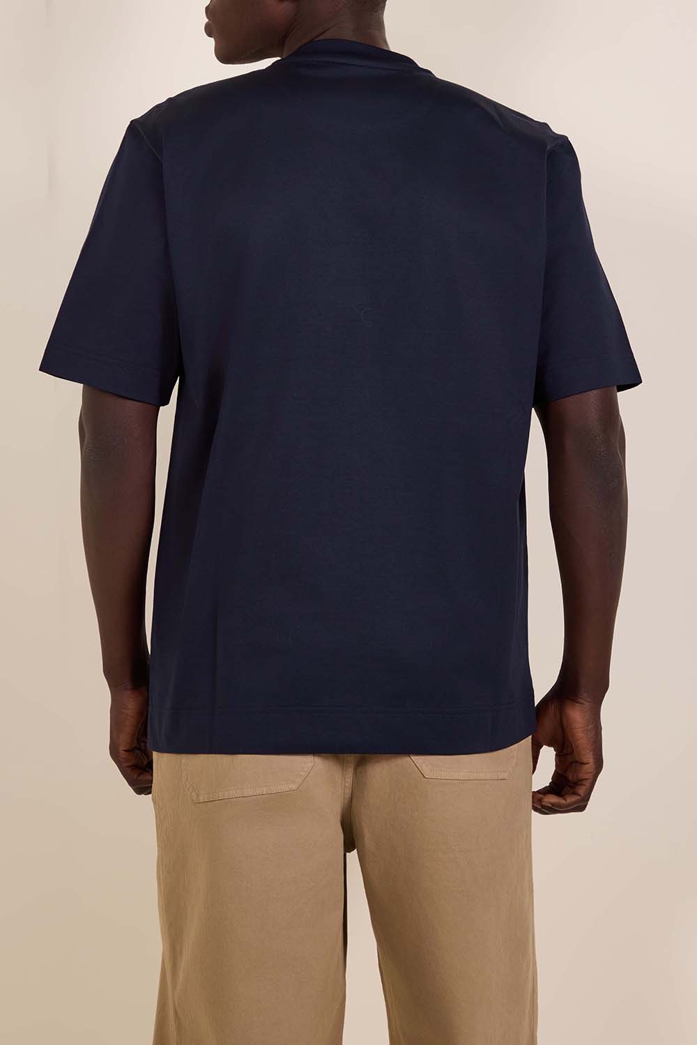 תמונת דוגמן אחורית של חולצת טי