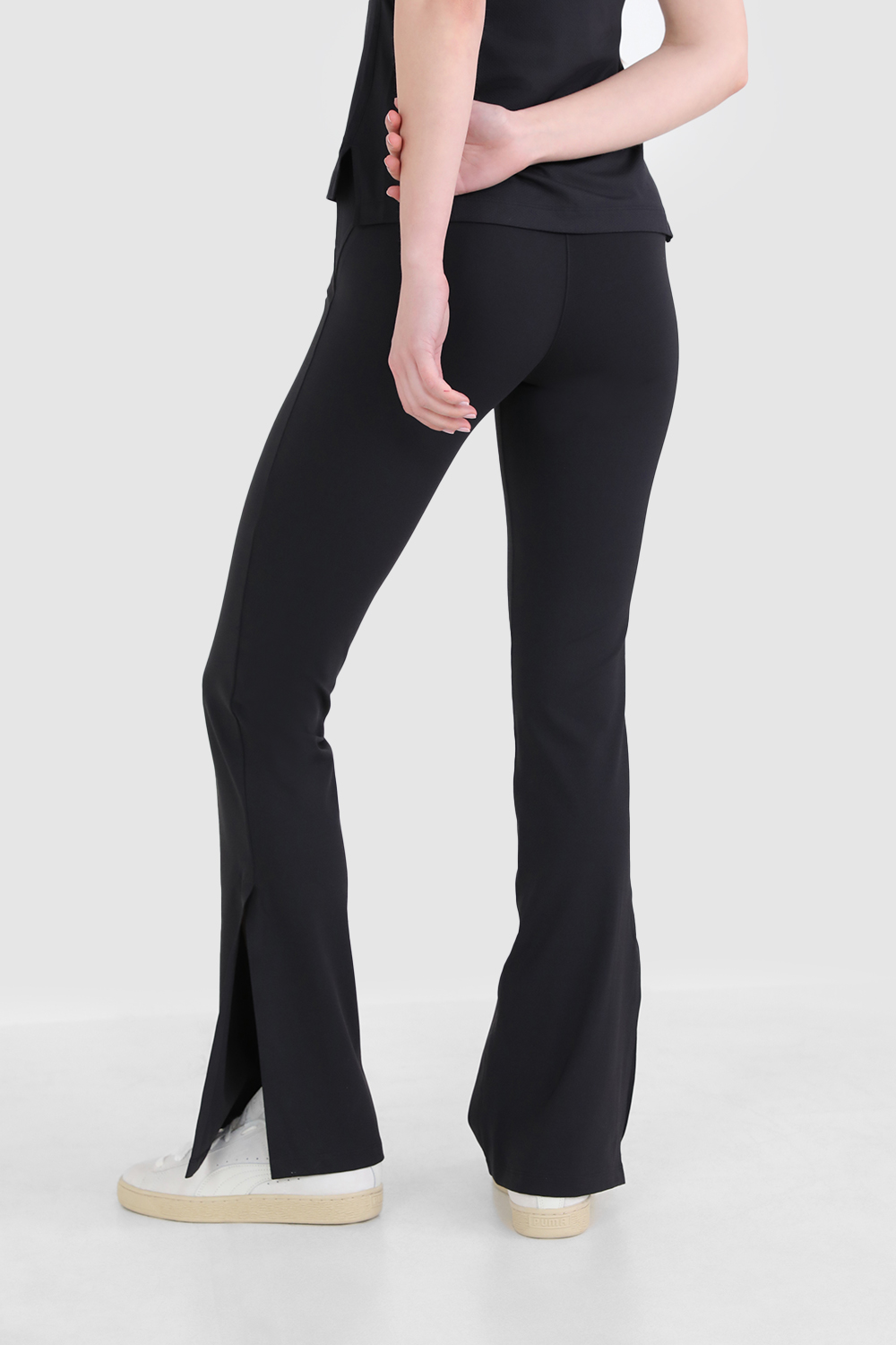 תמונת דוגמן אחורית של Smooth Fit Split-Hem High-Rise Flared Pants