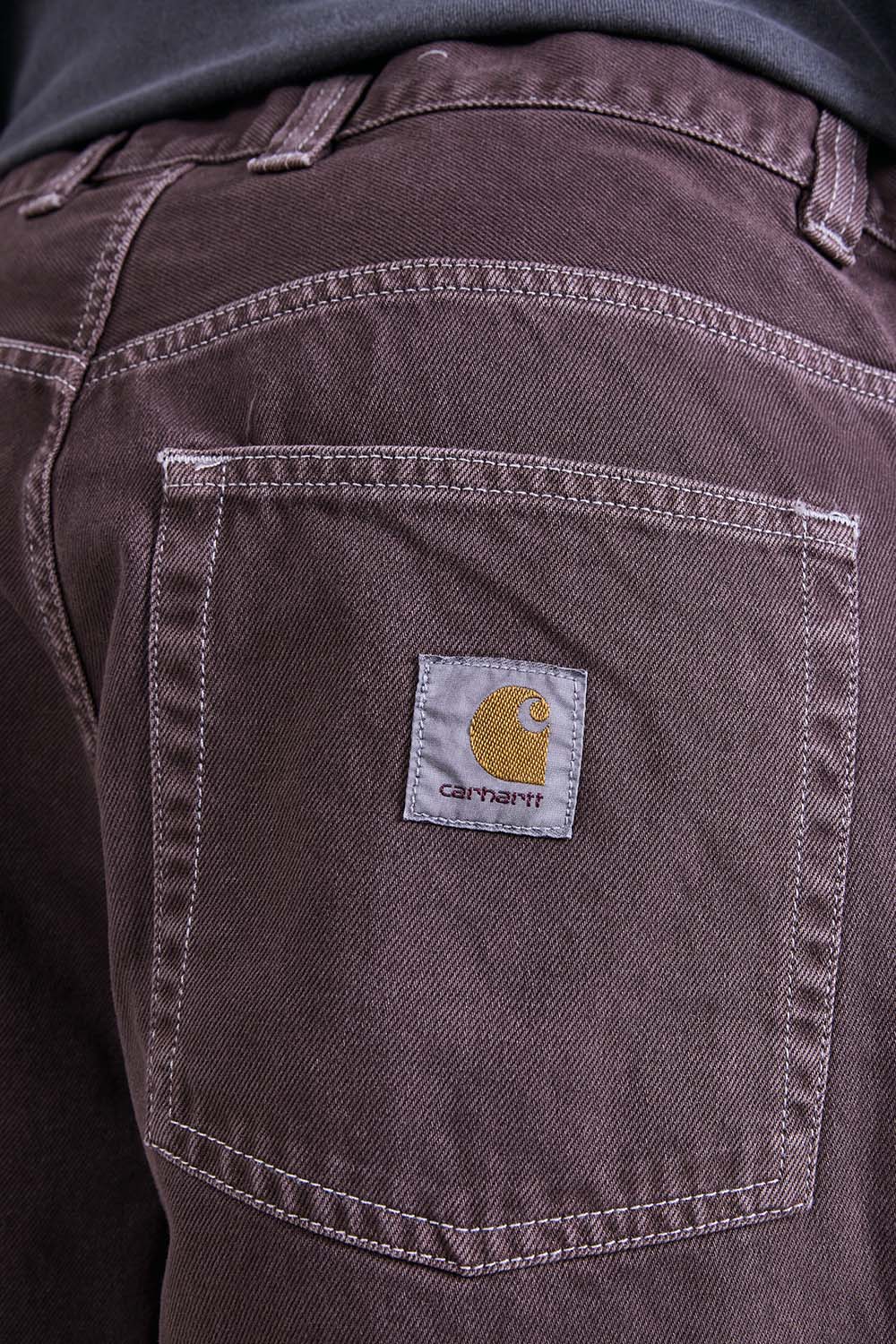 תמונת תקריב דוגמן של מכנסיים ארוכים