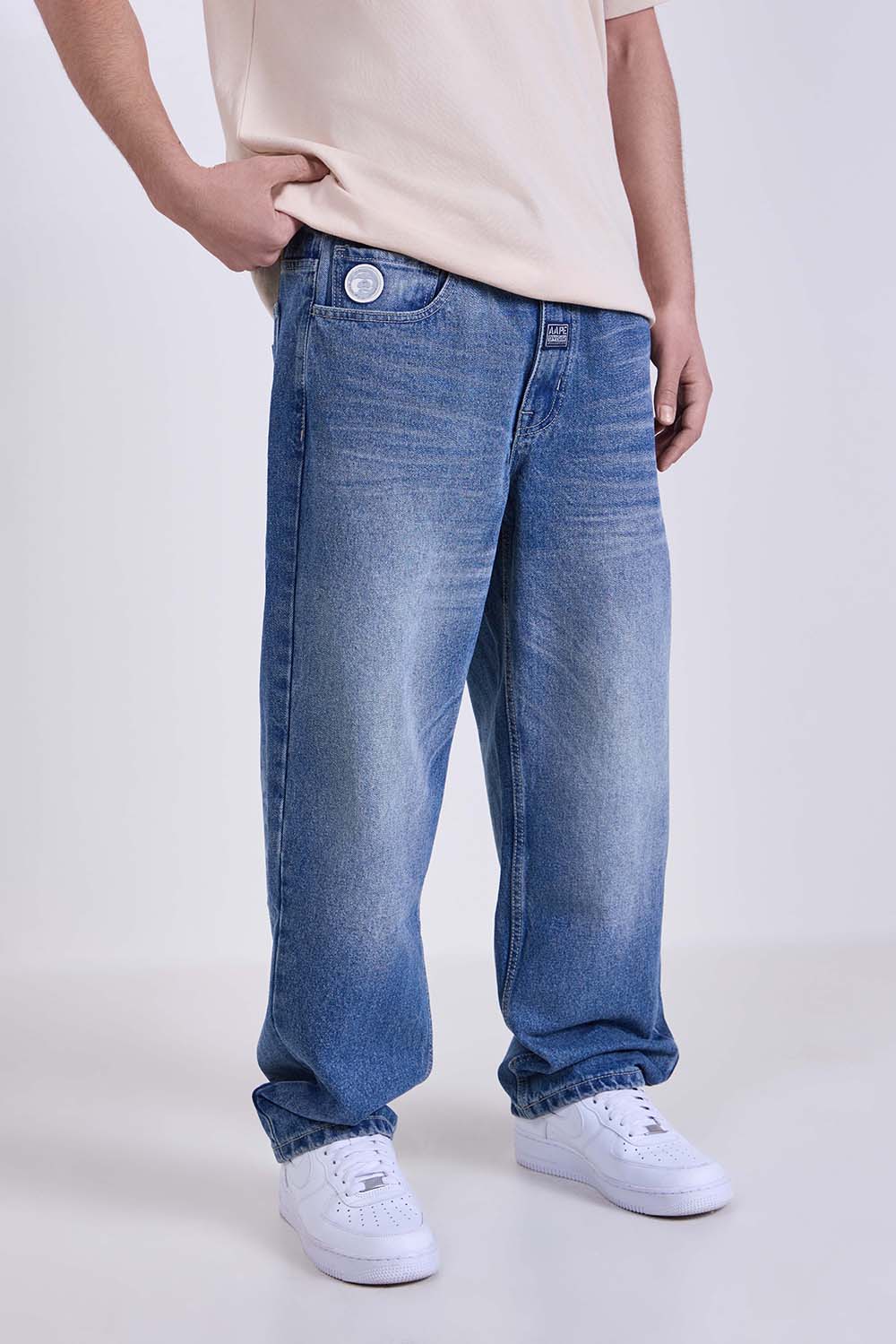 תמונת דוגמן קידמית של מכנסי ג'ינס בגזרה רחבה