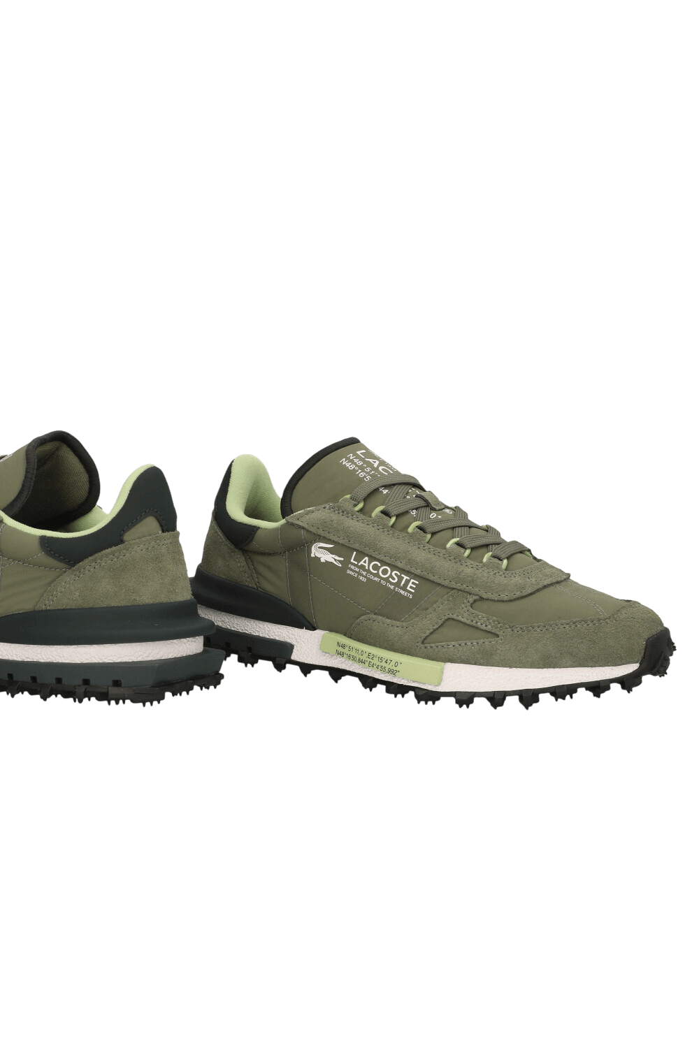 תמונת תקריב של נעלי סניקרס