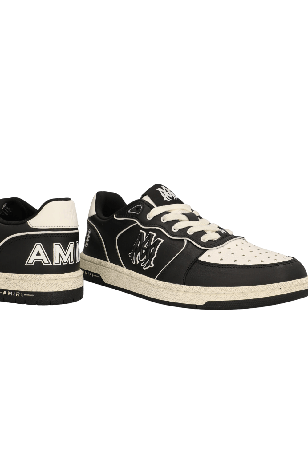 תמונת תקריב של נעלי סניקרס ניופורט