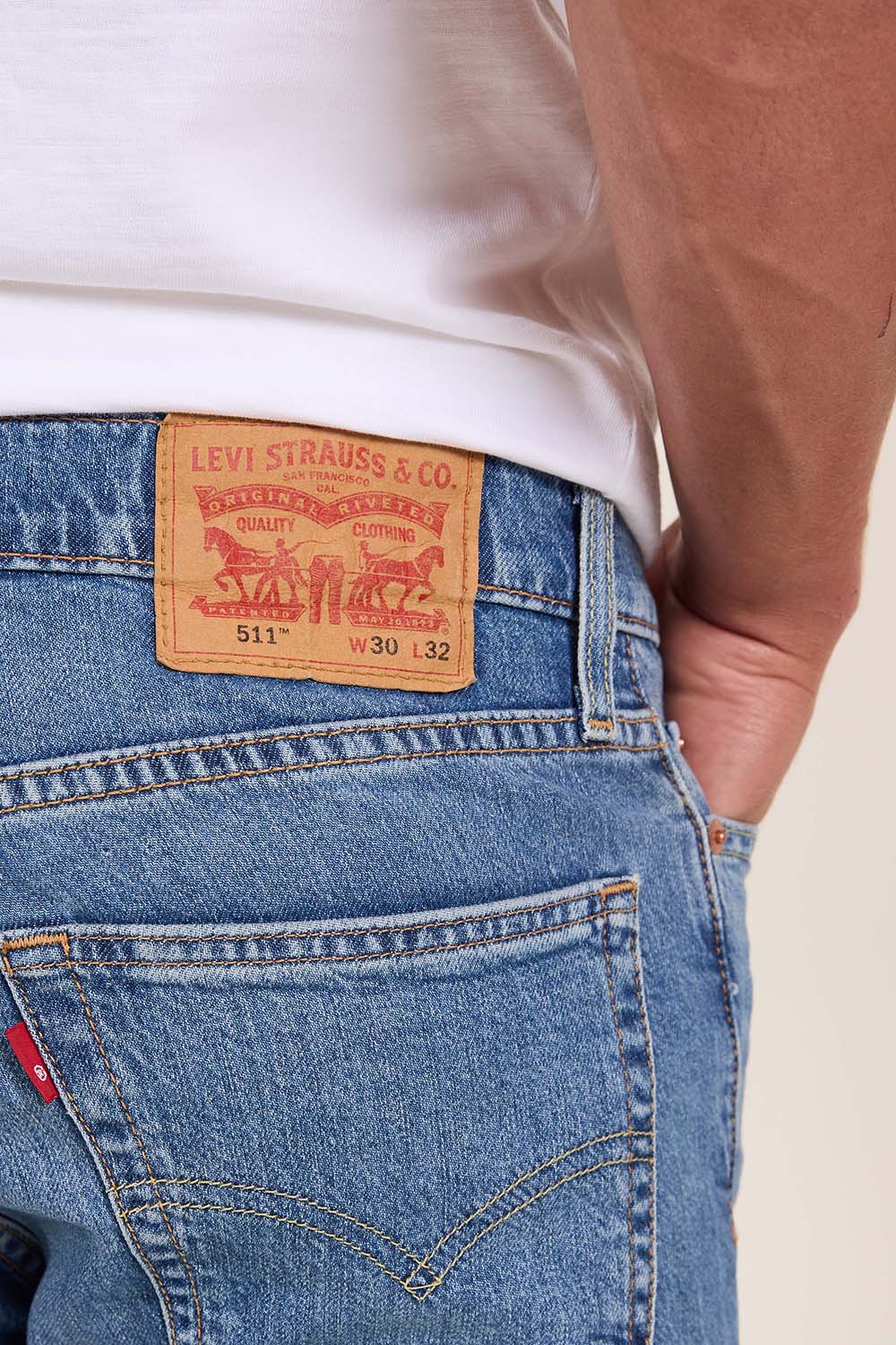 תמונת תקריב דוגמן של מכנסי ג'ינס סלים פיט 511