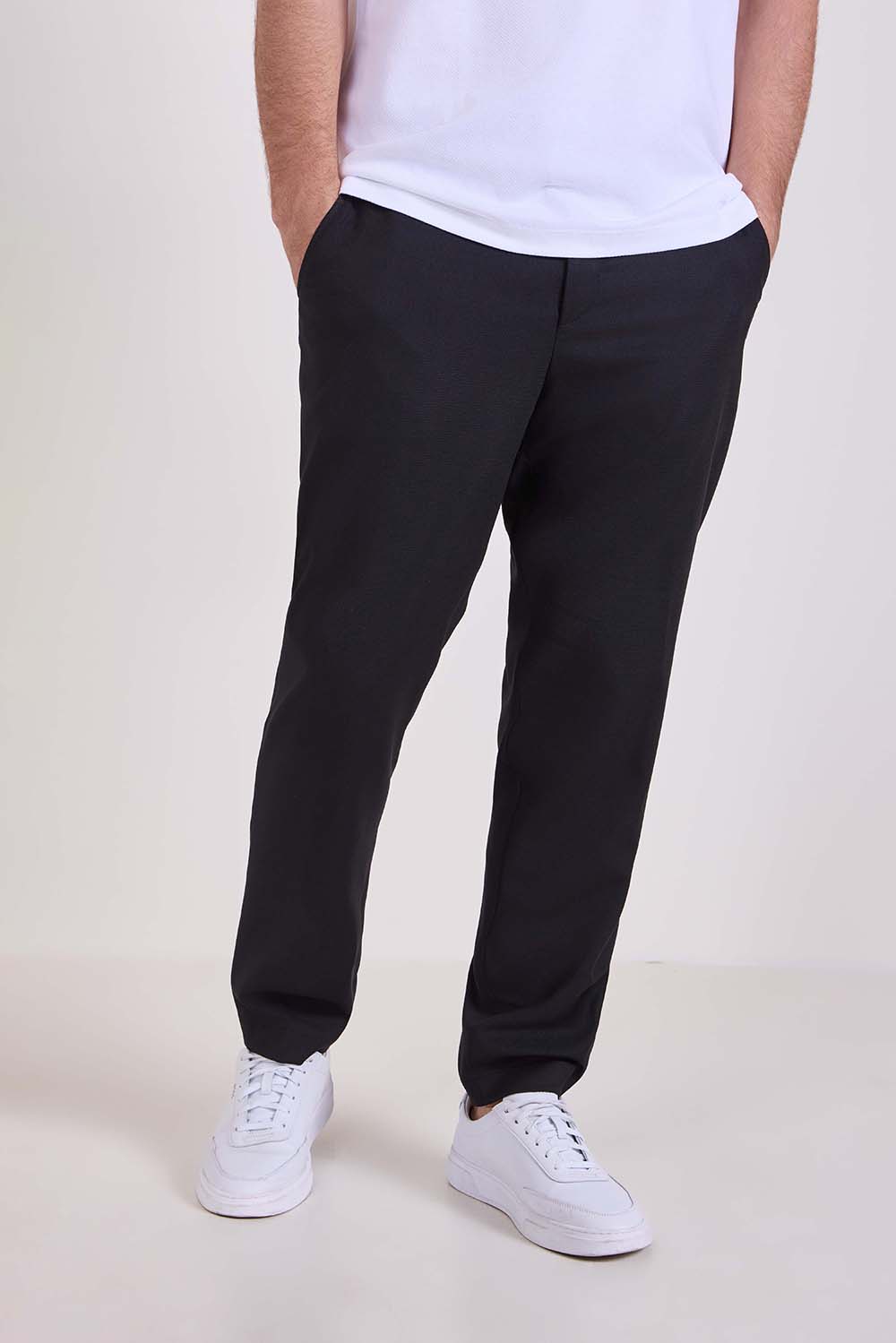 תמונת דוגמן קידמית של מכנסי צ'ינו