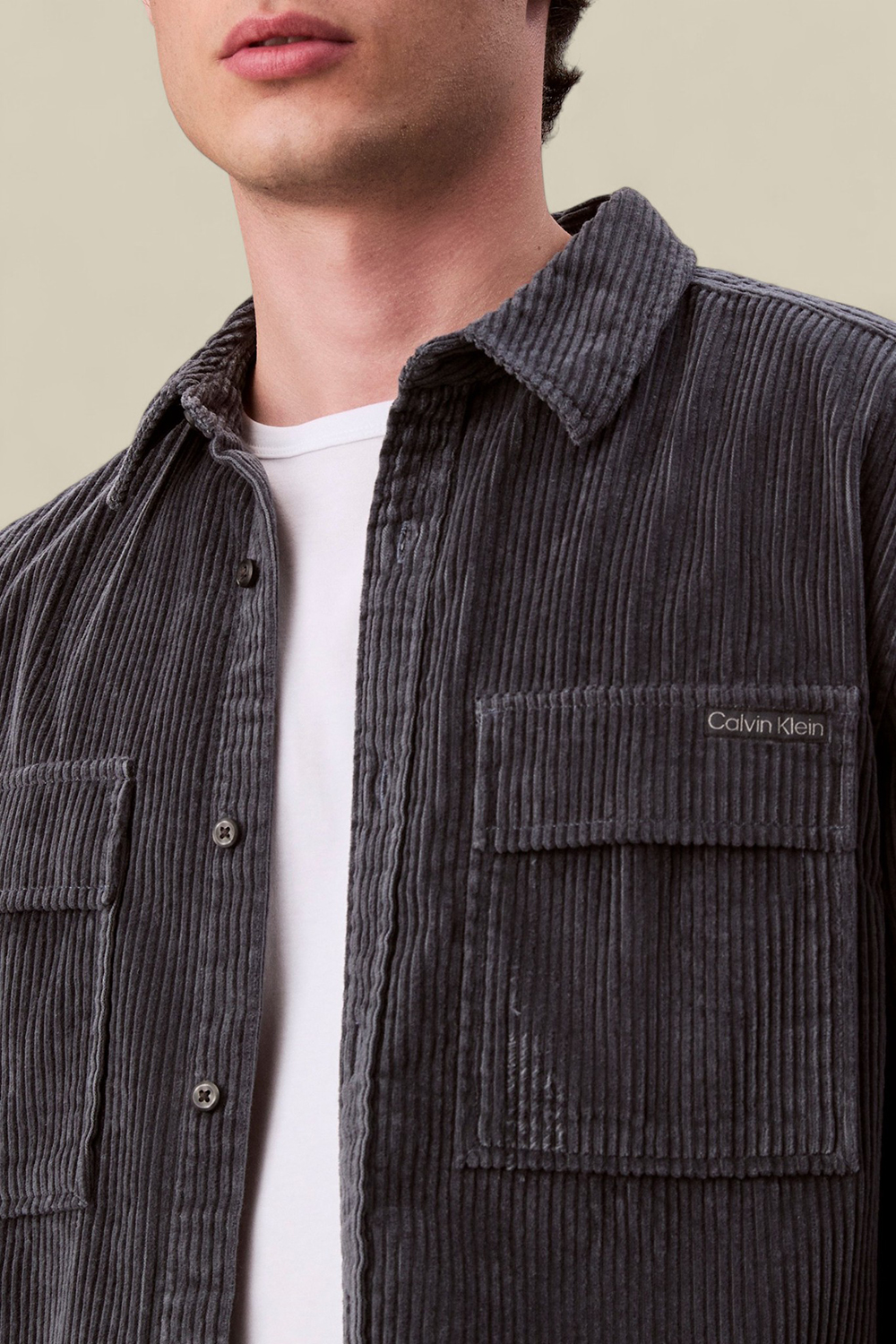 תמונת תקריב דוגמן של חולצת כפתורים קורדרוי