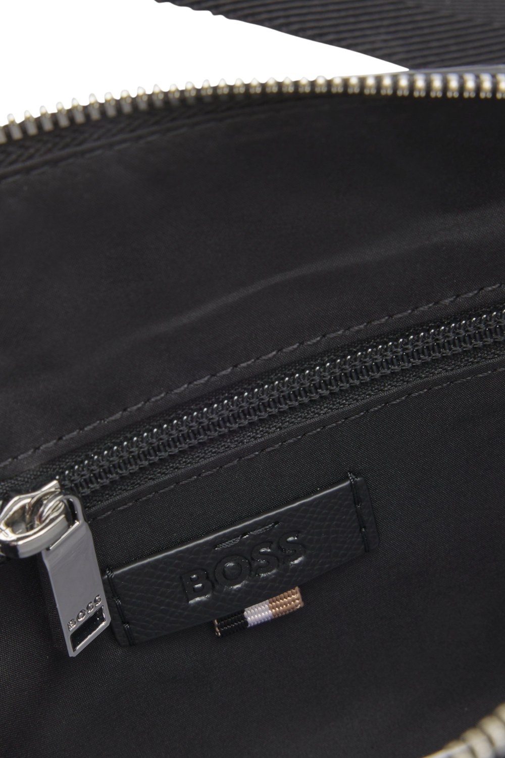 תמונה אחורית של תיק צד קרוסבודי