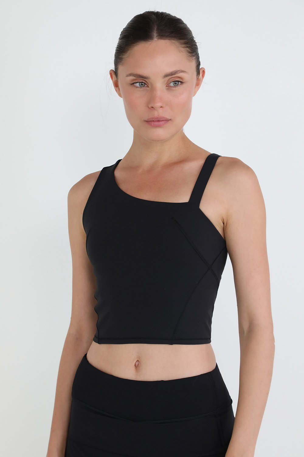 תמונת דוגמן קידמית של Everlux Asymmetrical Tennis Tank