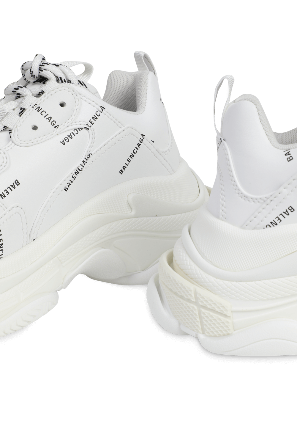 תמונת תקריב של נעלי טריפל אס עם לוגו אול אובר בצבע לבן