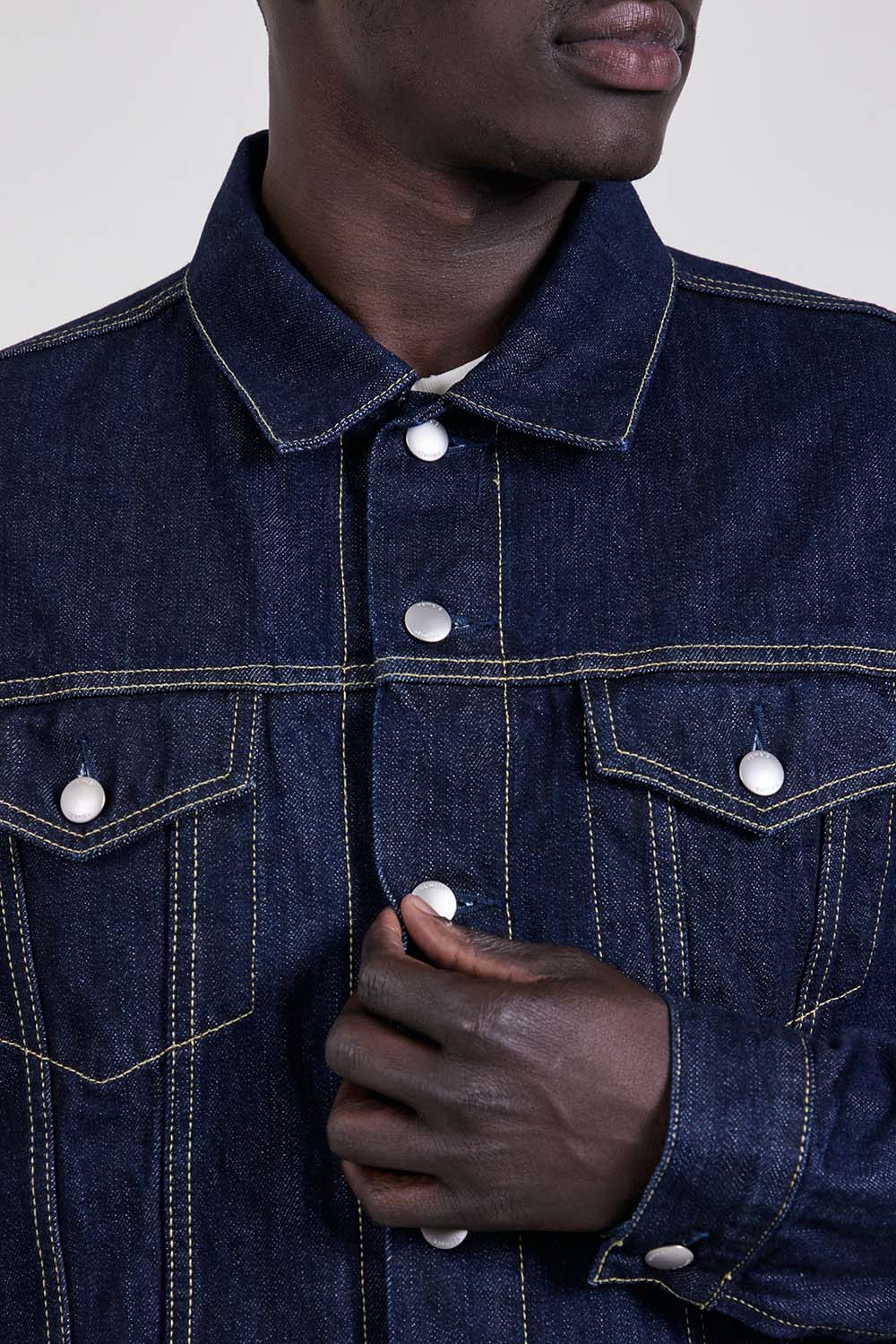 תמונת תקריב דוגמן של ז'קט ג'ינס