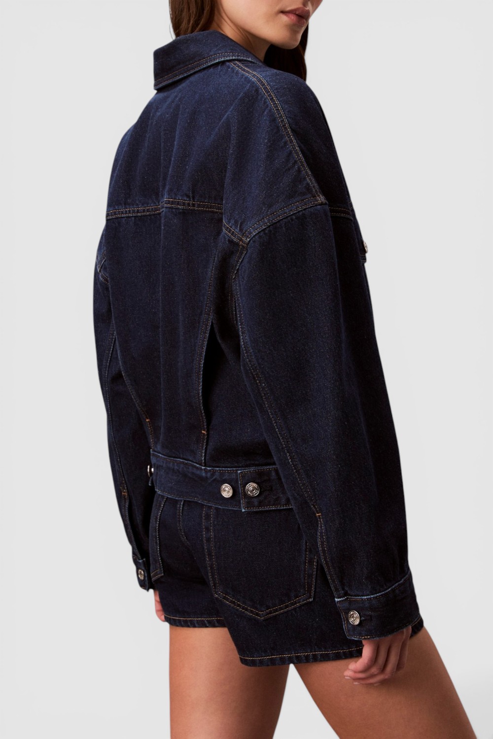 תמונת דוגמן אחורית של ז׳קט ג׳ינס