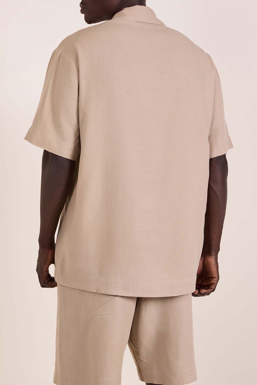 תמונת דוגמן אחורית של חולצה מכופתרת