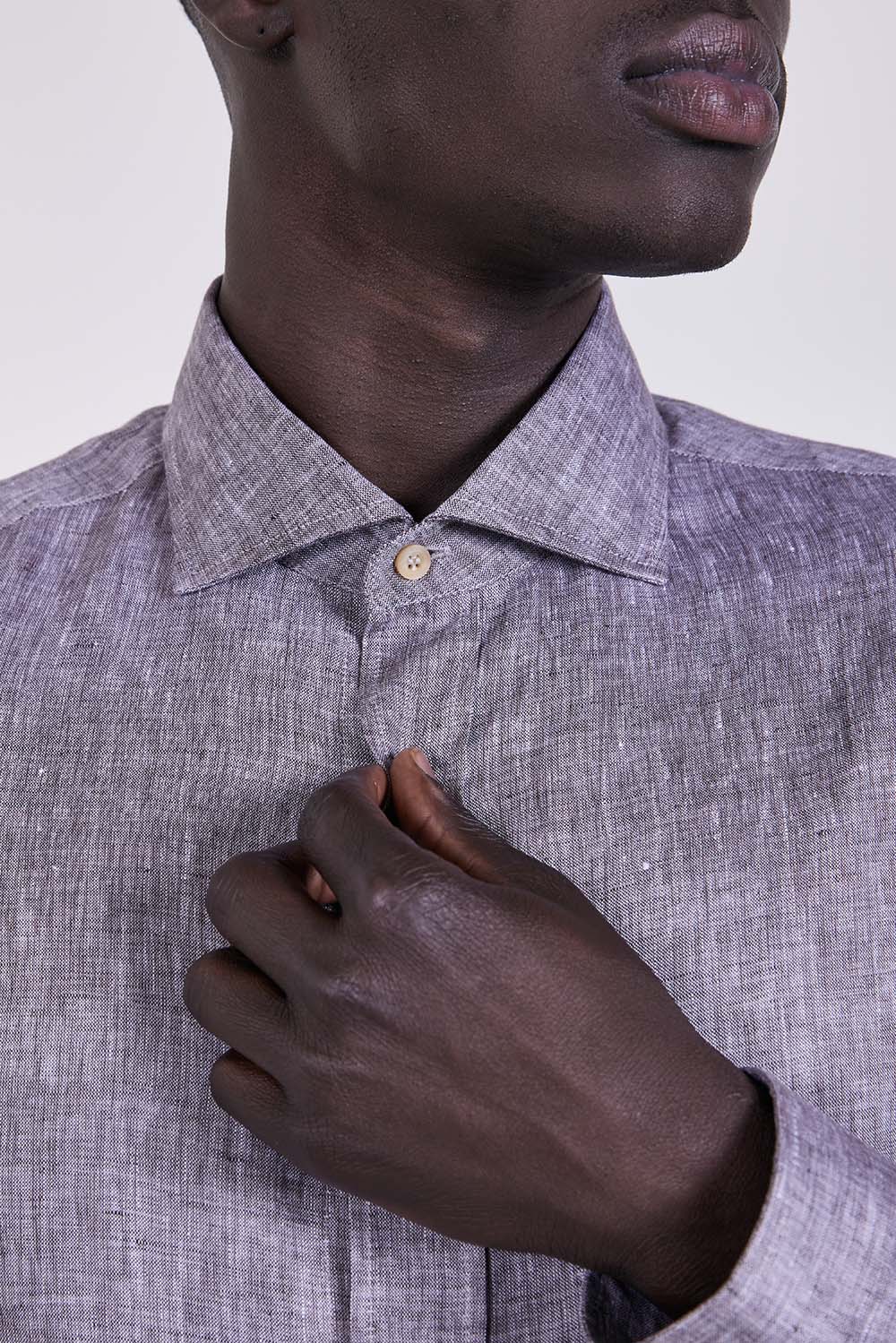 תמונת תקריב דוגמן של חולצה מכופתרת בגזרה משוחררת