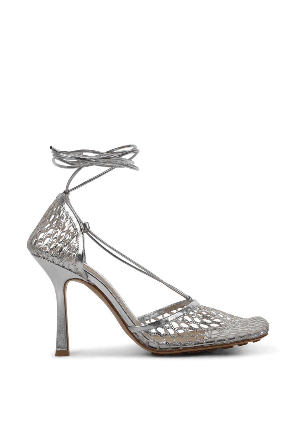 תמונה קידמית של סנדלי עקב סטרץ' בגוון כסוף