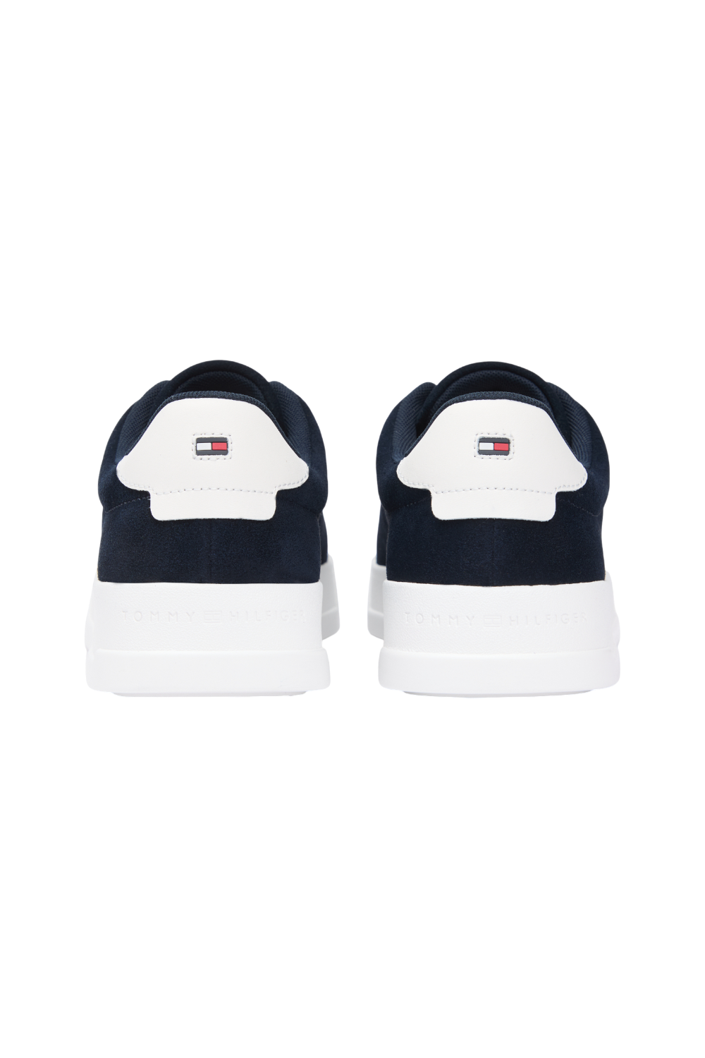 תמונת תקריב של נעלי סניקרס