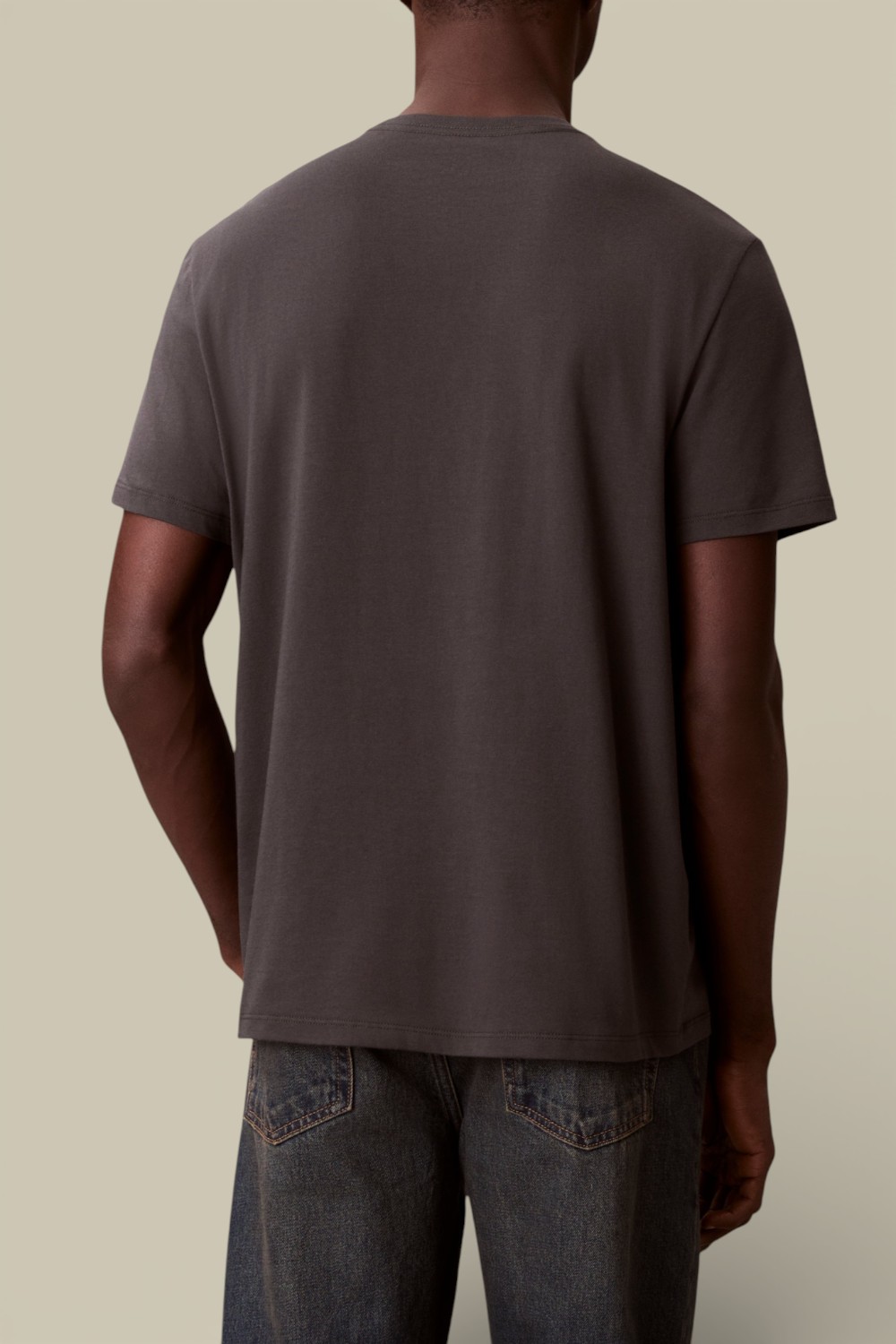 תמונת דוגמן אחורית של חולצת טי