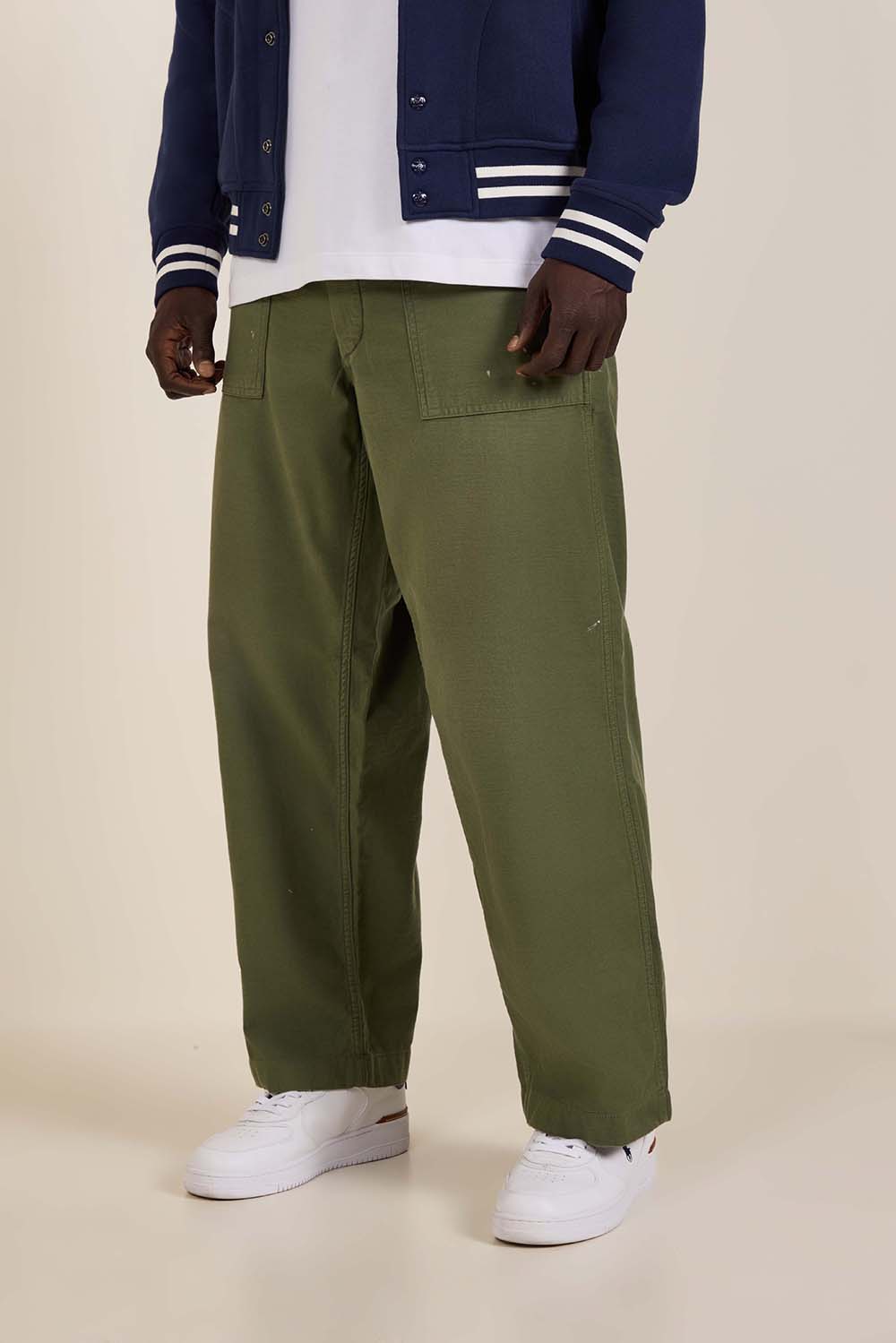 תמונת דוגמן קידמית של מכנסיים בגזרה ישרה