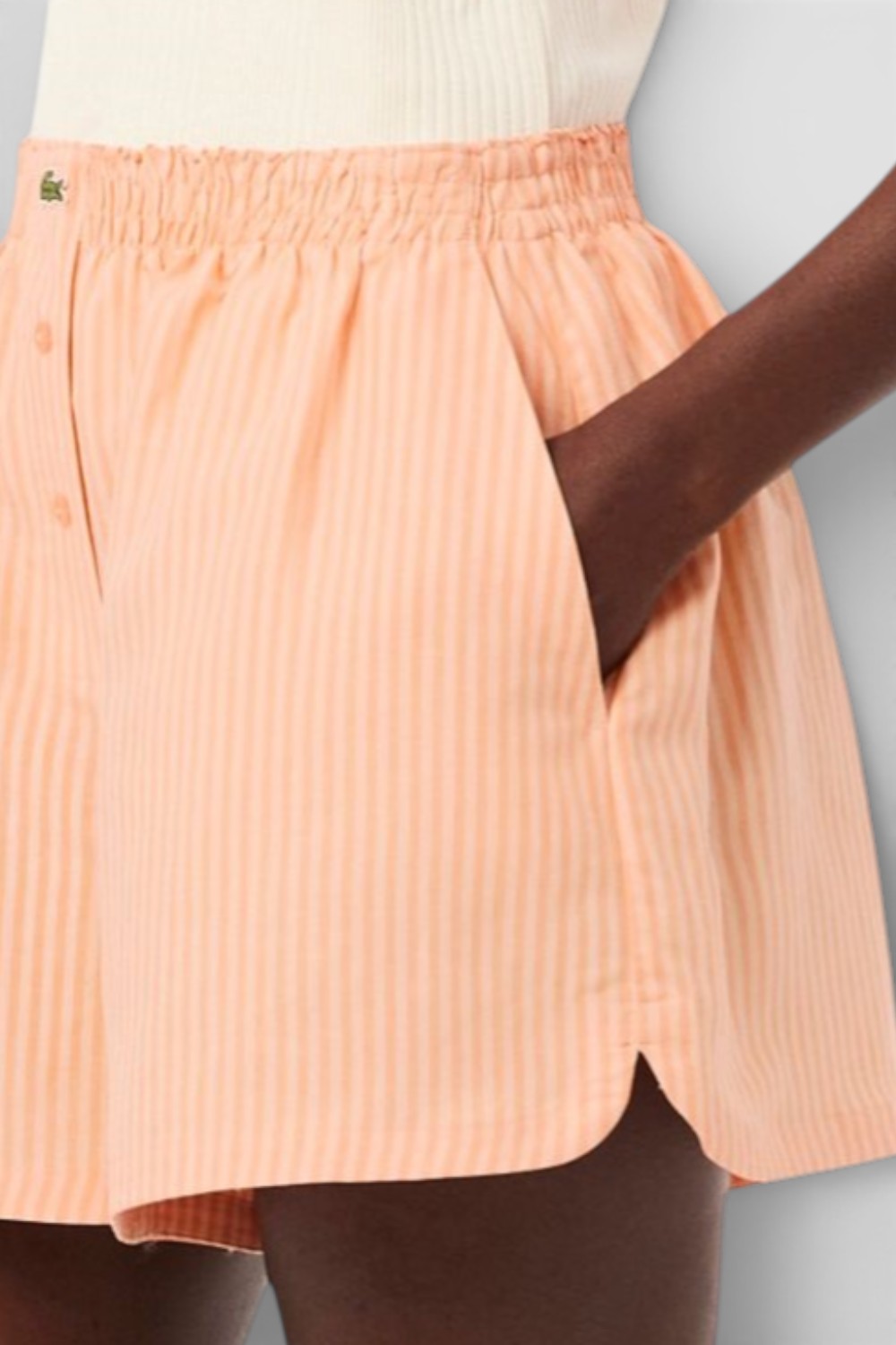 תמונת תקריב דוגמן של מכנסיים קצרים