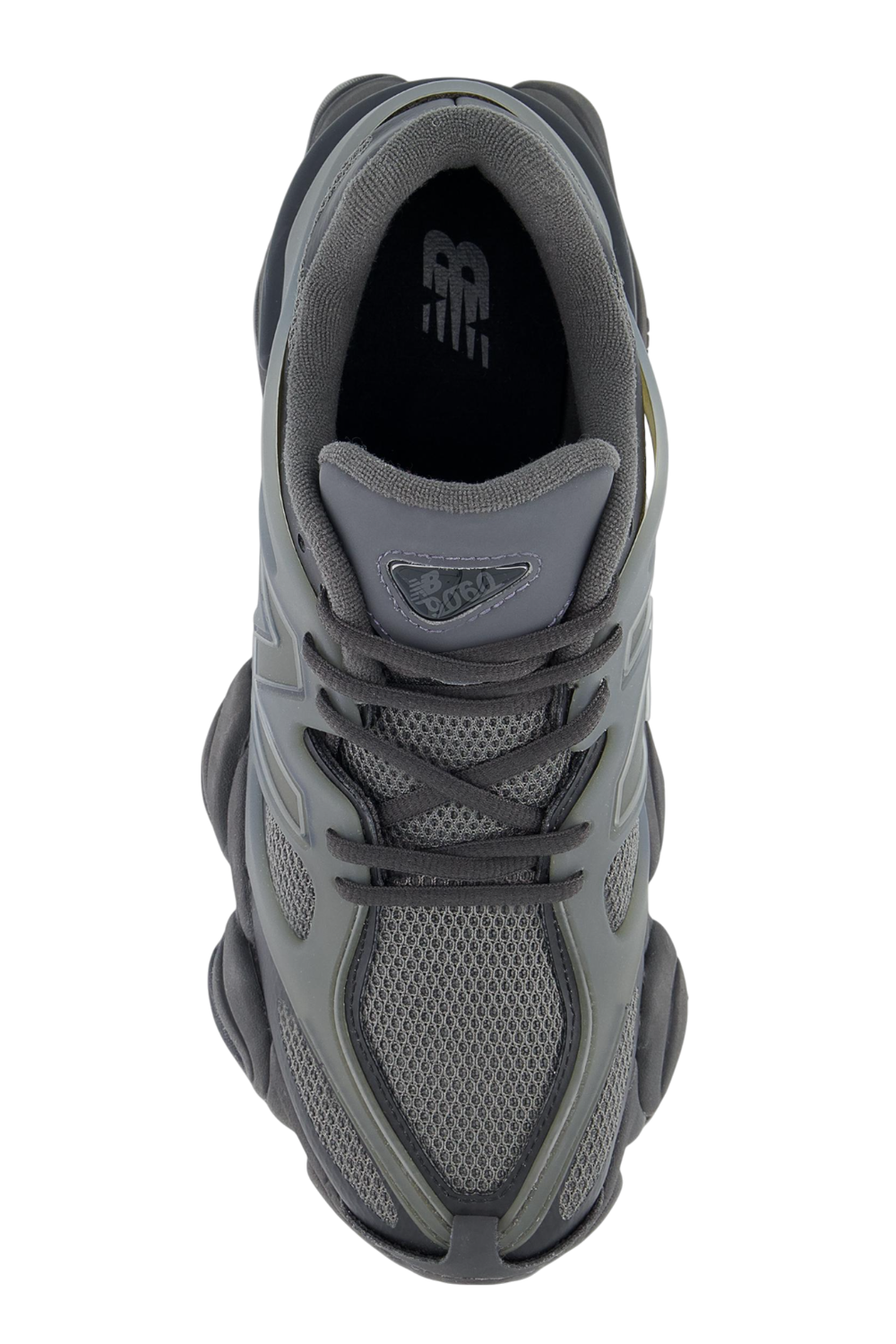 תמונת תקריב של נעלי סניקרס 9060