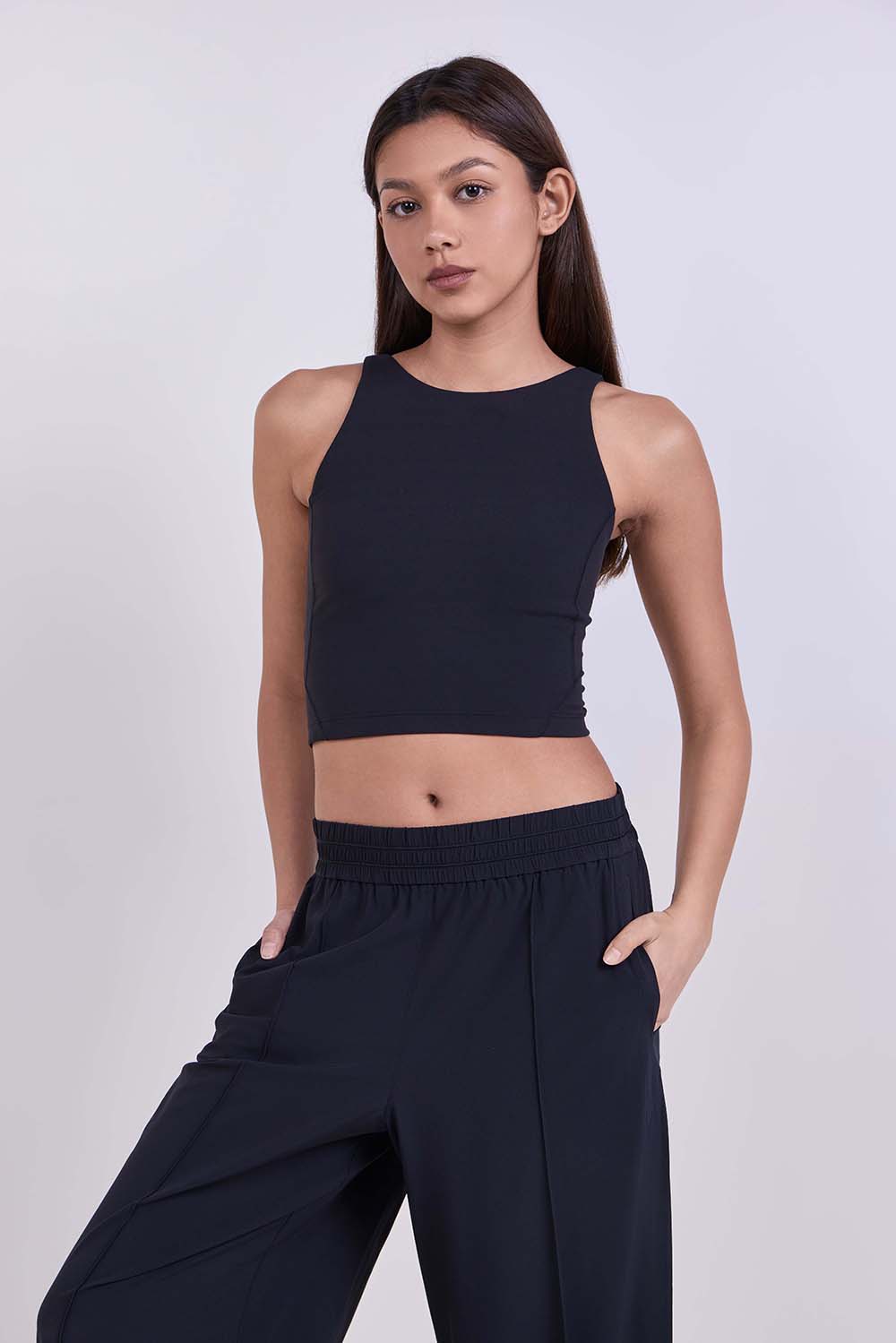 תמונת דוגמן קידמית של Align&trade; High-Neck Tank Top