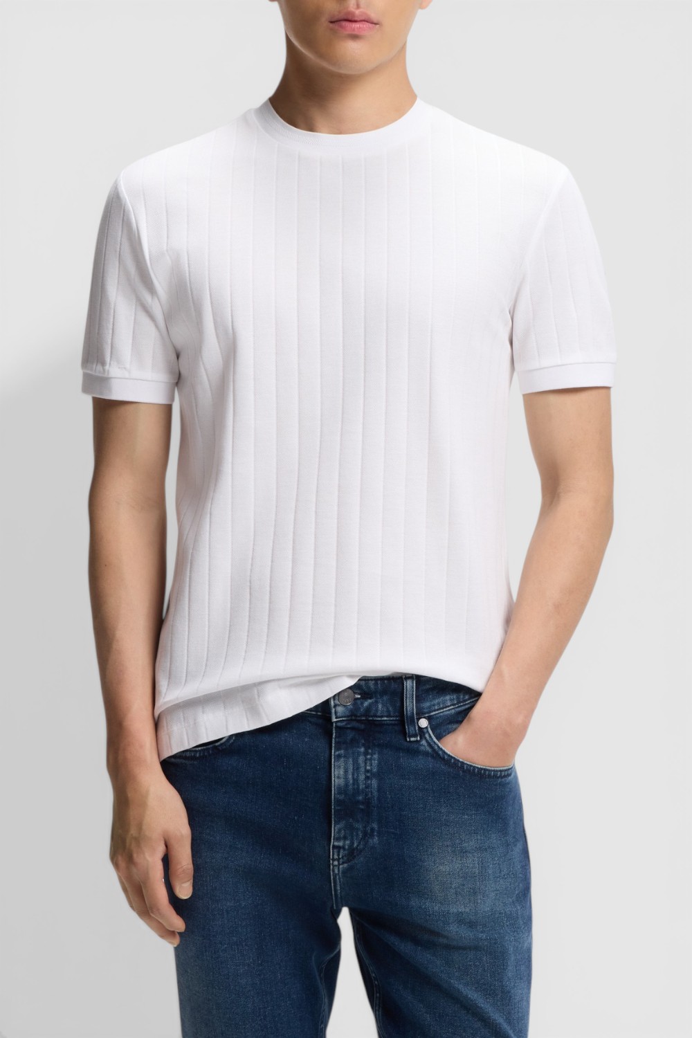 תמונת דוגמן קידמית של חולצת טי בגזרה ישרה