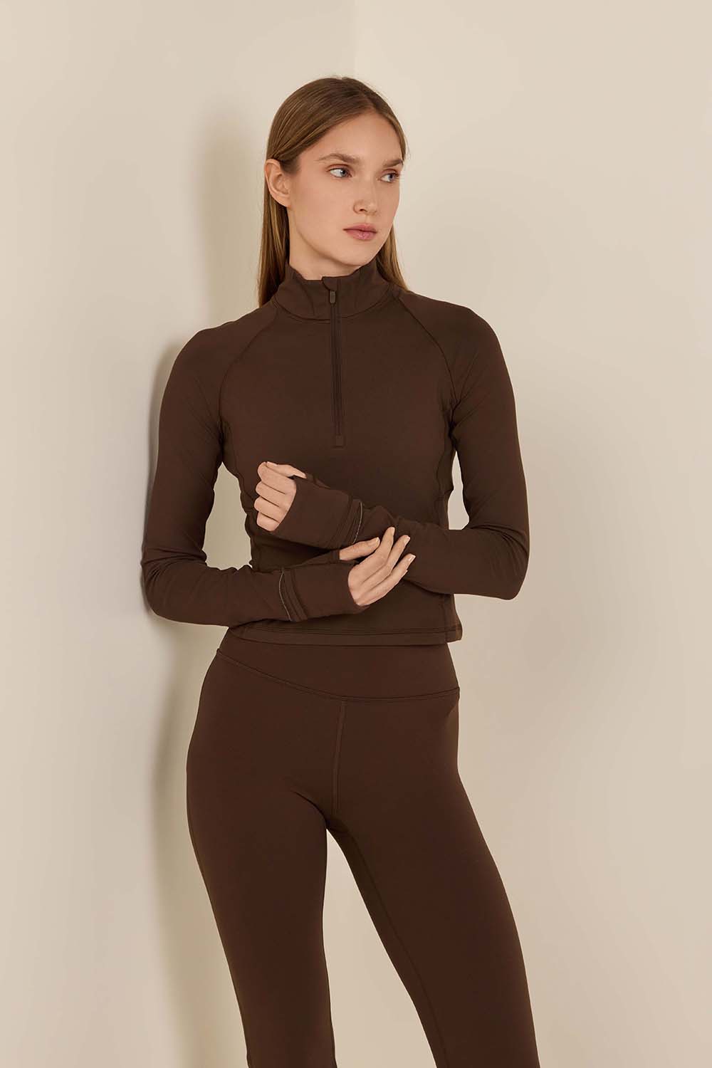 תמונת דוגמן קידמית של It's Rulu Cropped Half Zip