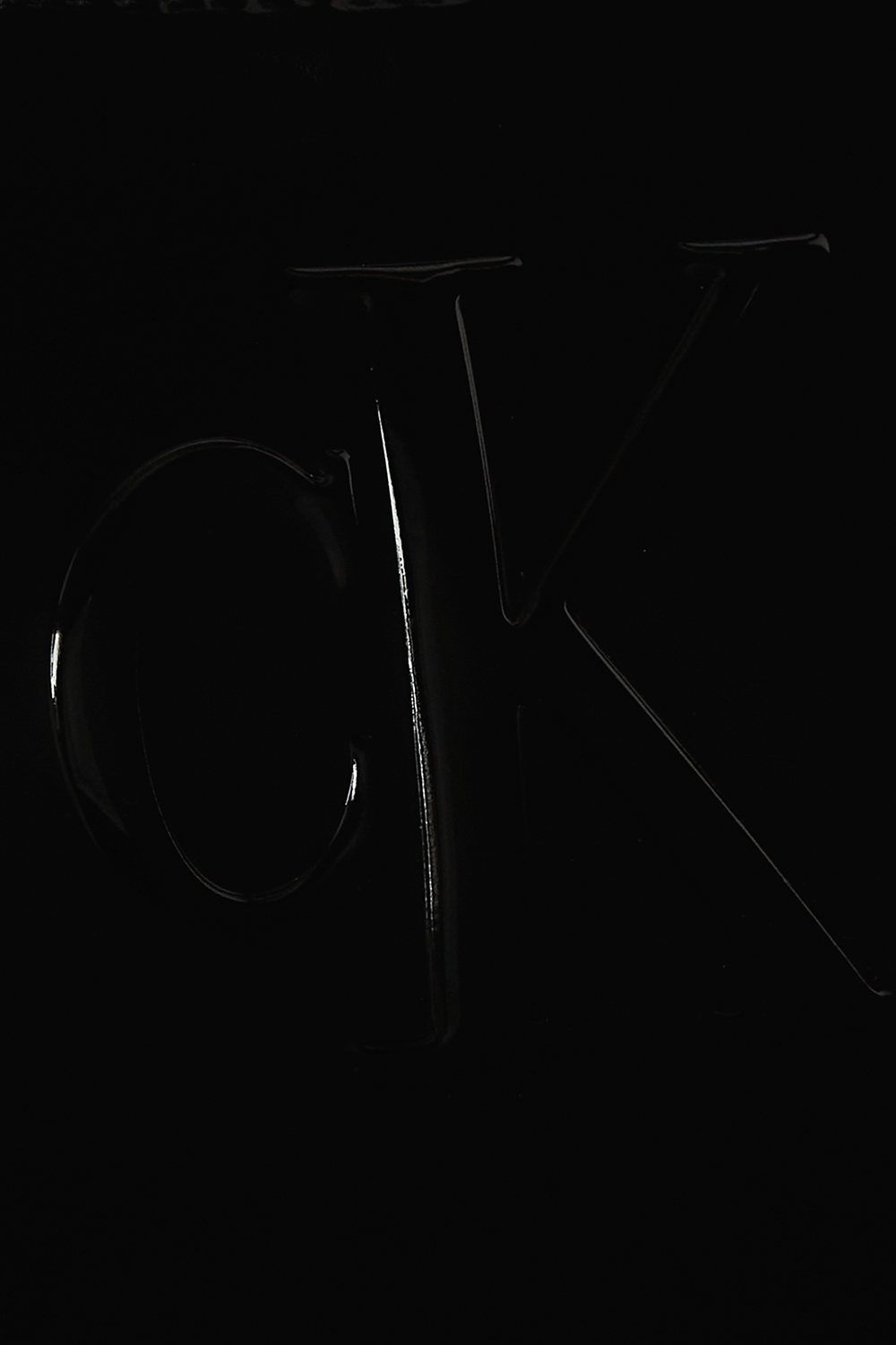 תמונת תקריב של תיק כתף לכה