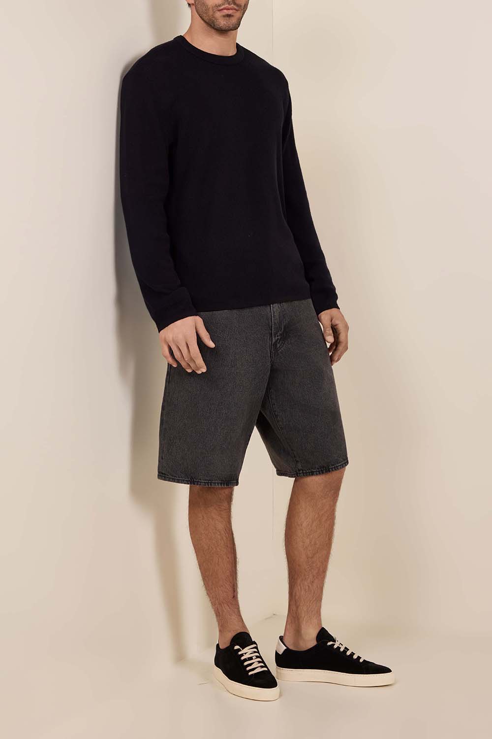 תמונת דוגמן קידמית של נעלי סניקרס