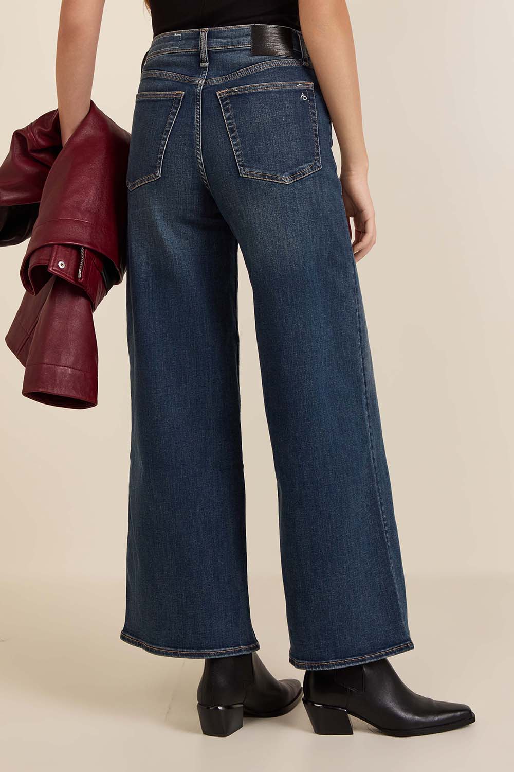 תמונת דוגמן אחורית של מכנסי ג'ינס פלקסי סופי בגזרה רחבה