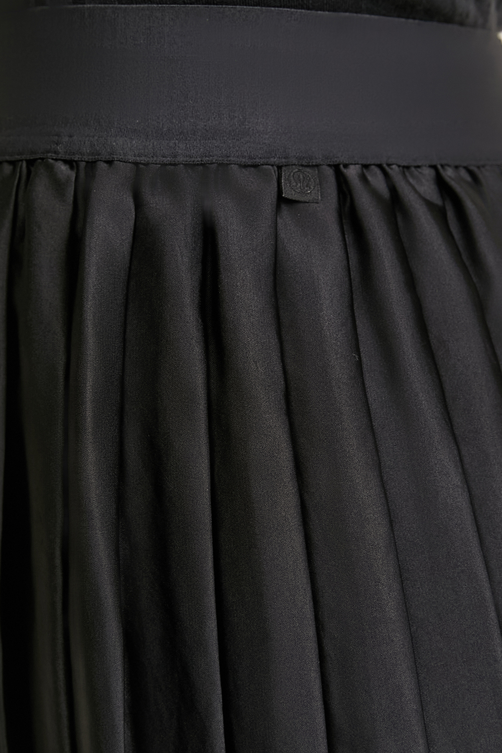 תמונת תקריב דוגמן של Satin Pleated Midi Skirt
