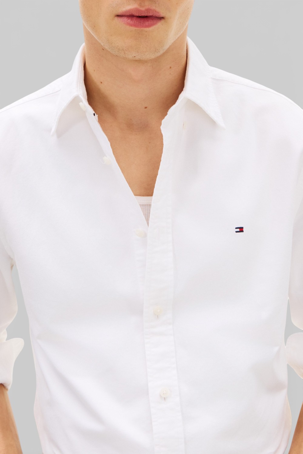 תמונת תקריב דוגמן של חולצה מכופתרת