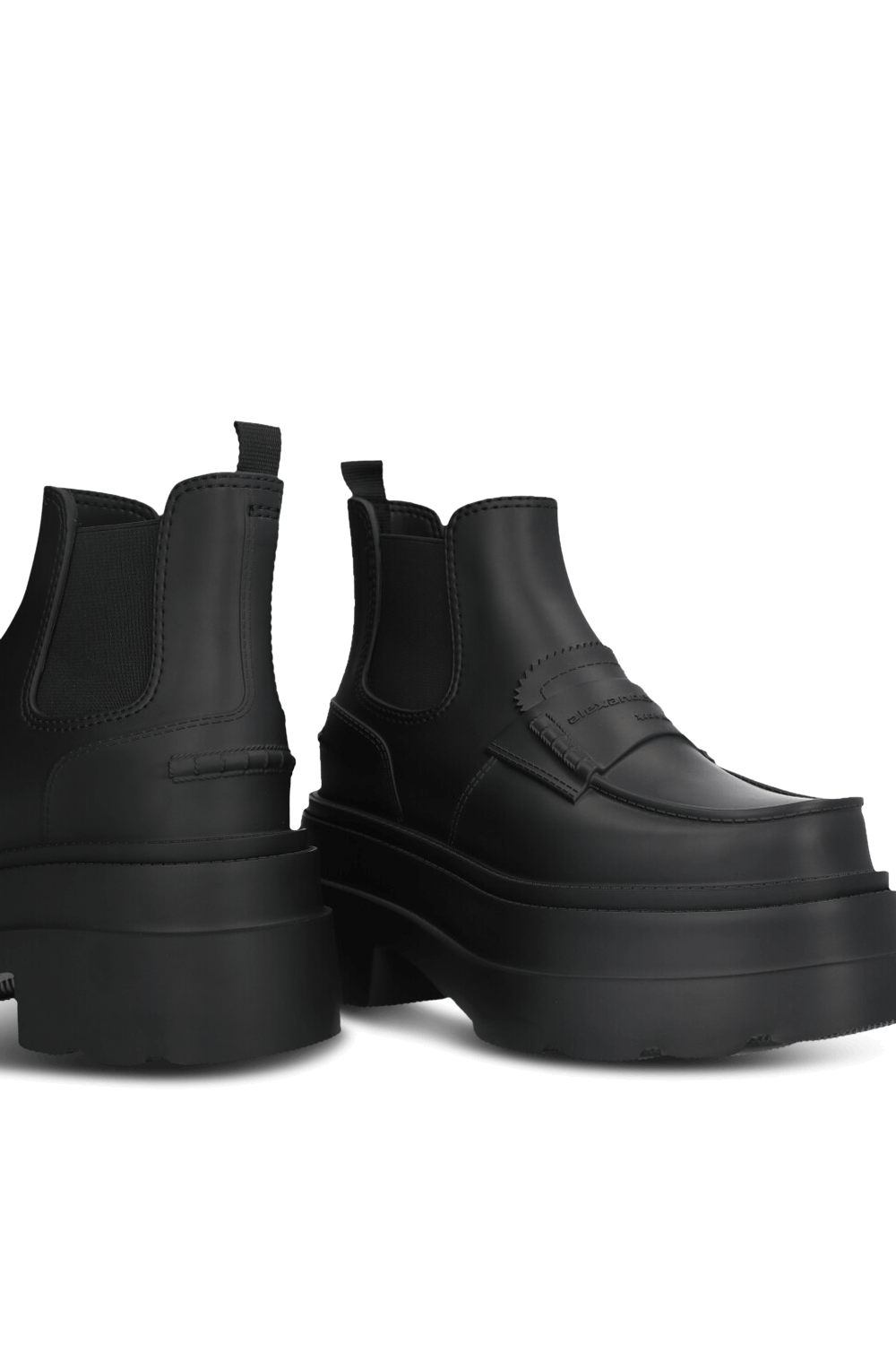 תמונת תקריב של מגפוני פלטפורמה לגשם