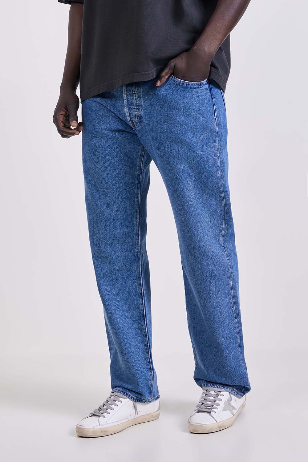 תמונת דוגמן קידמית של מכנסי ג'ינס בגזרה משוחררת 501