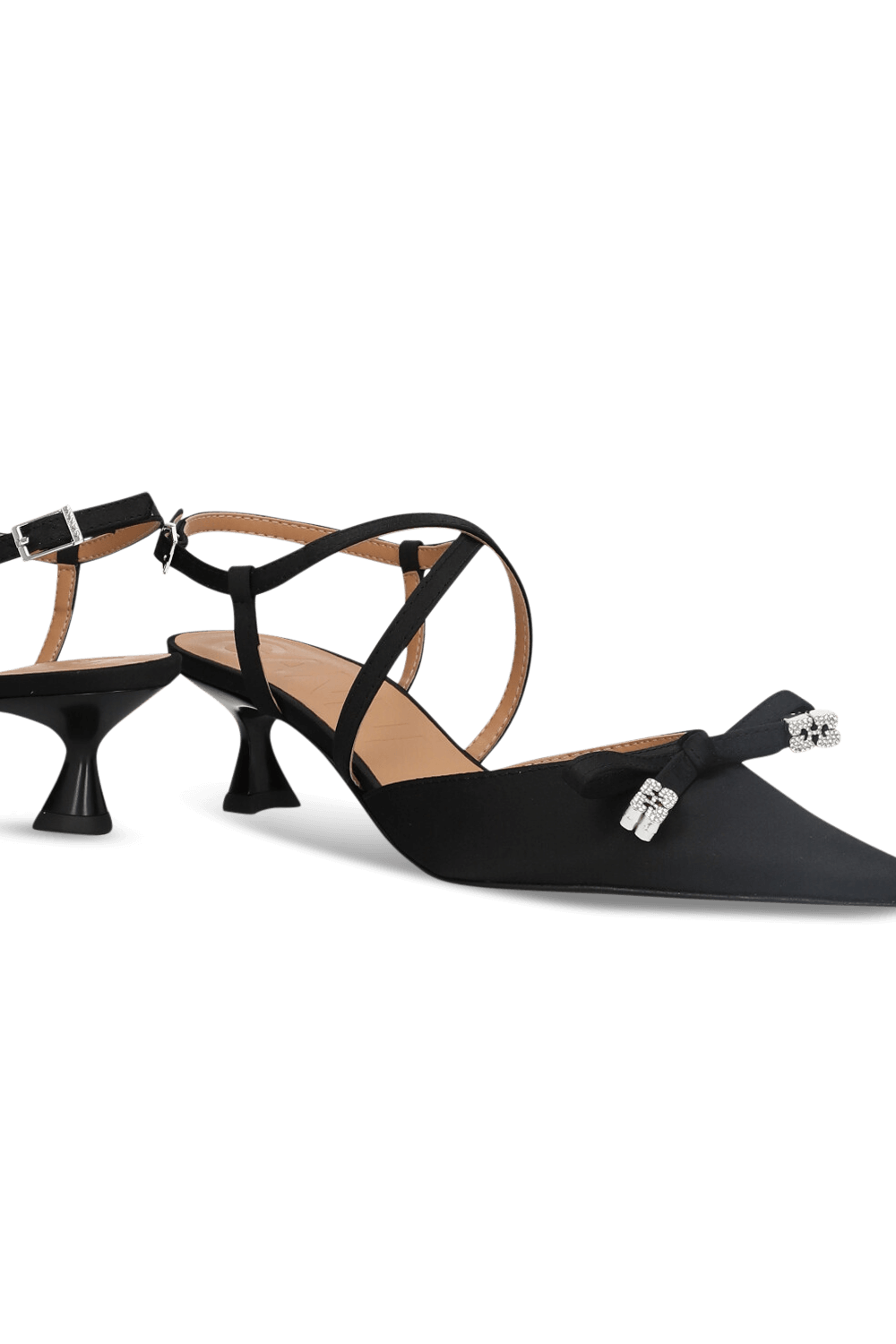 תמונת תקריב של נעלי עקב חתול