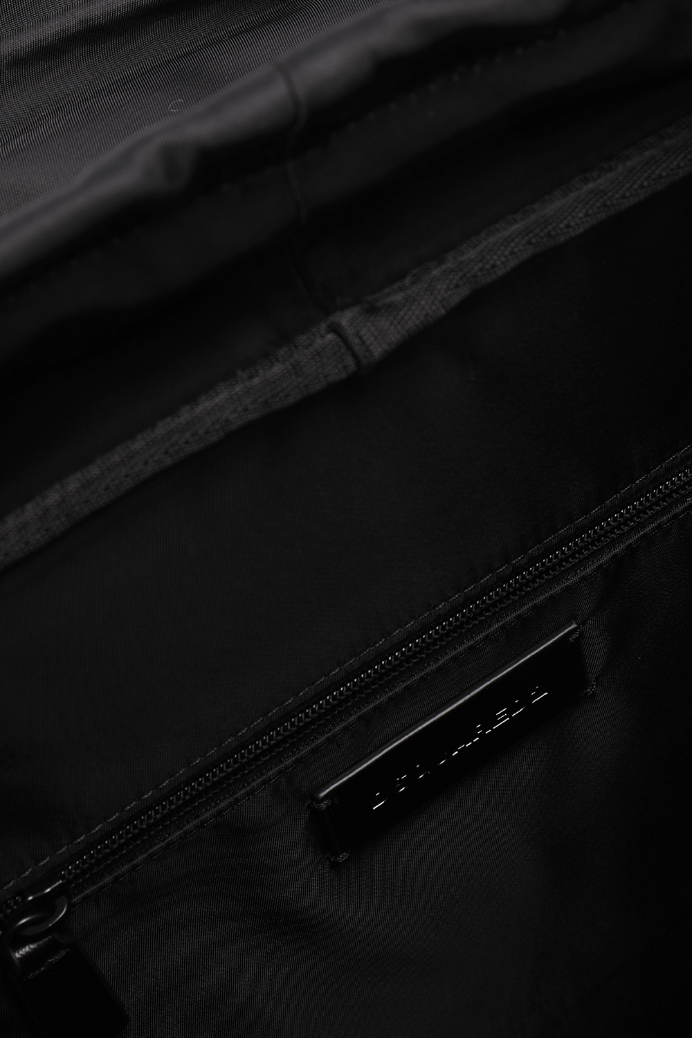 תיק גב עלים בצבע שחור