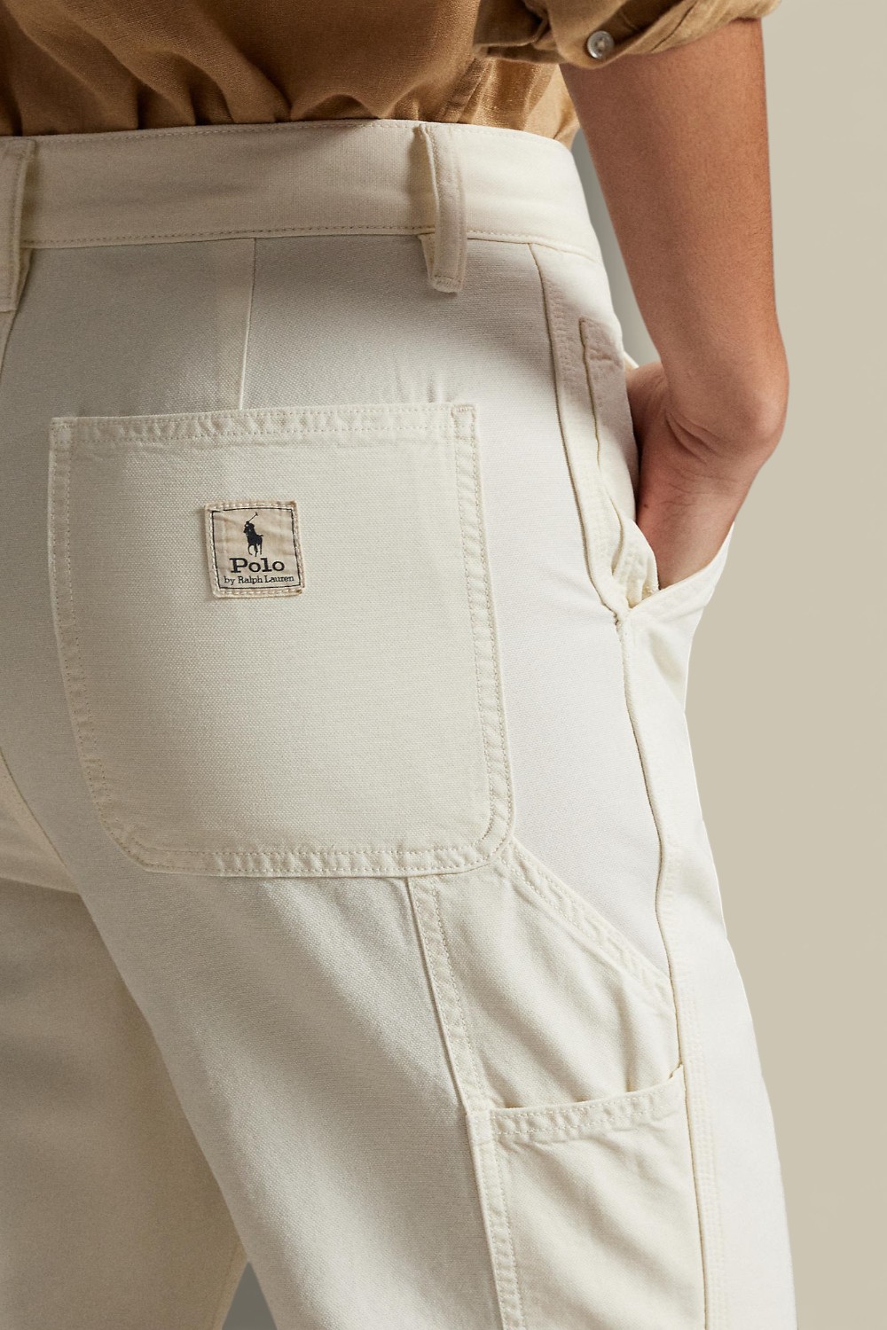 תמונת תקריב דוגמן של מכנסיים