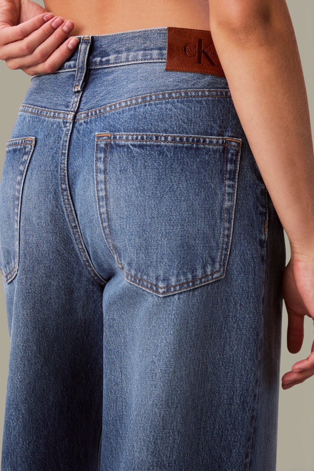 תמונת תקריב דוגמן של מכנסי ג'ינס בגזרה מתרחבת